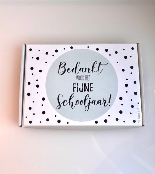 OK - Geschenkdoos voor de meester
Bedankt voor het fijne schooljaar
Wat zit er in?
Notitieboekje
Leuk kaartje waar je een tekstje kan op schrijven
potlood
balpen

€14,90
Voorraad: 2
Collectie juf/meester