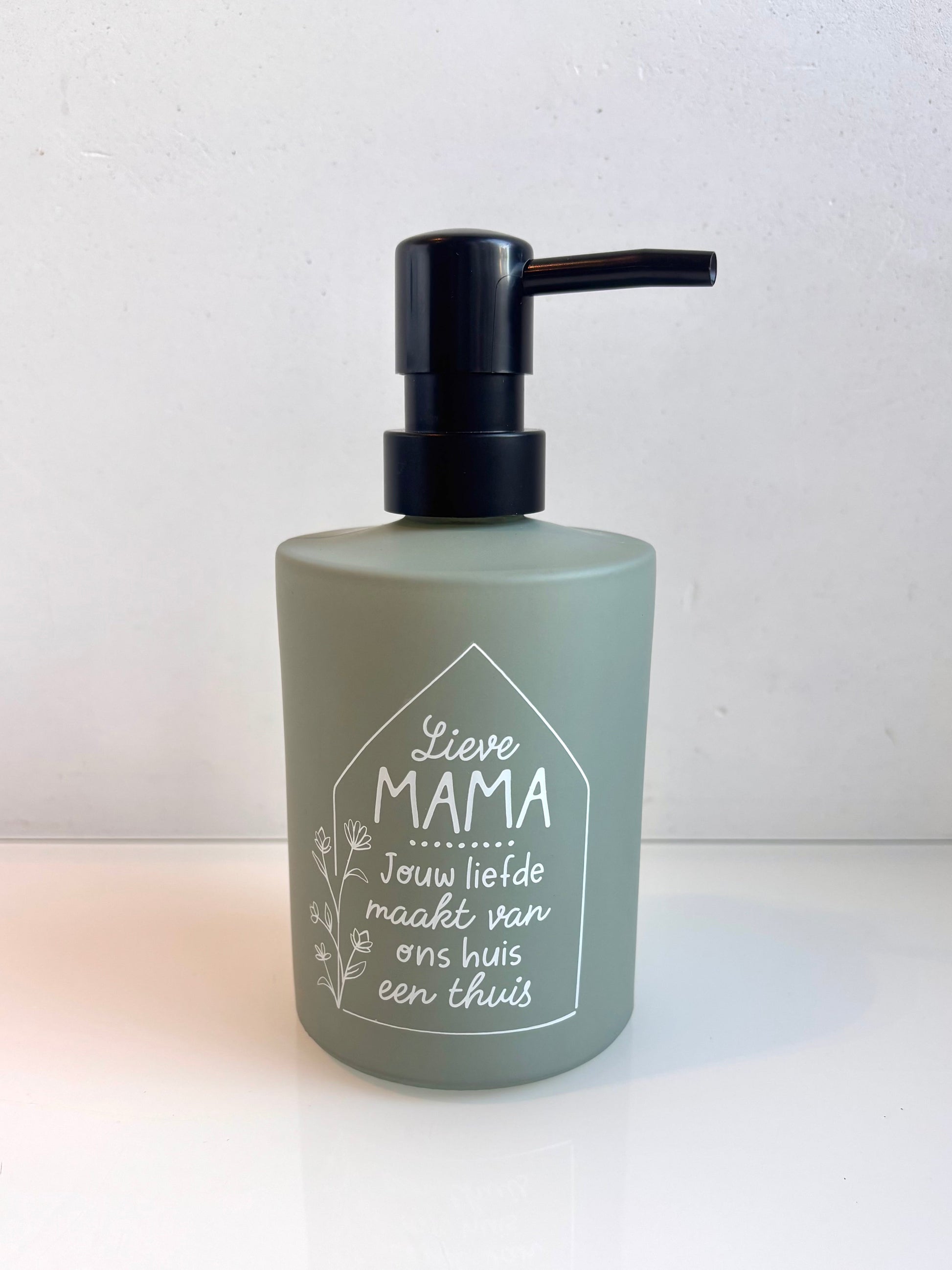 OK - Zeeppompje gevuld met heerlijke handzeep 
kleur: muntgroen

met leuke tekst:
Lieve mama
Jouw liefde maakt van ons huis een thuis

Hoogte 17cm
€14,90
Voorraad: 3