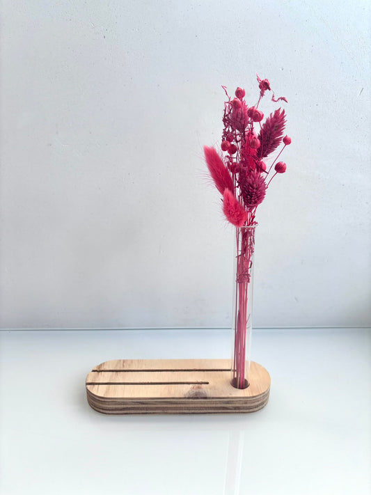 OK - Kaarthouder met rode droogbloemen
Er zijn 2 gluifjes voor een foto en/ of tekst  in te zetten.

Prijs: €14,90
Hoogte met droogbloemen: 24,50cm
Breedte: 16cm
Stock: 1