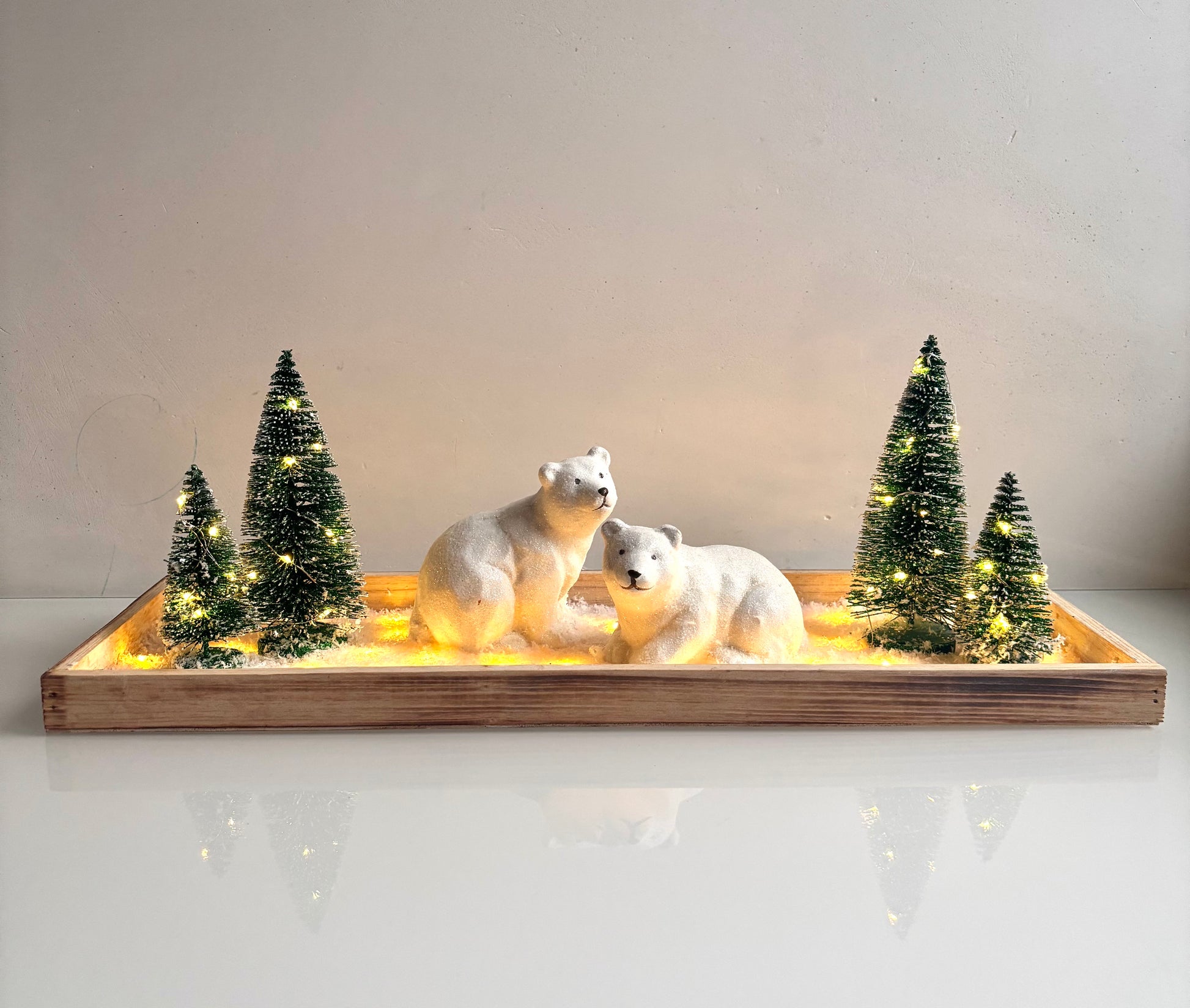 OK - Kerstdecoratie op houten plank met kerstbomen, ijsberen en verlichting.
Batterijen 3xAA, exclusief batterijen.

Hoogste punt: 17cm
Breedte: 45cm
Diepte: 16cm
Prijs: €34,90
Voorraad: 1