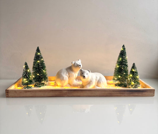 OK - Kerstdecoratie op houten plank met kerstbomen, ijsberen en verlichting.
Batterijen 3xAA, exclusief batterijen.

Hoogste punt: 17cm
Breedte: 45cm
Diepte: 16cm
Prijs: €34,90
Voorraad: 1