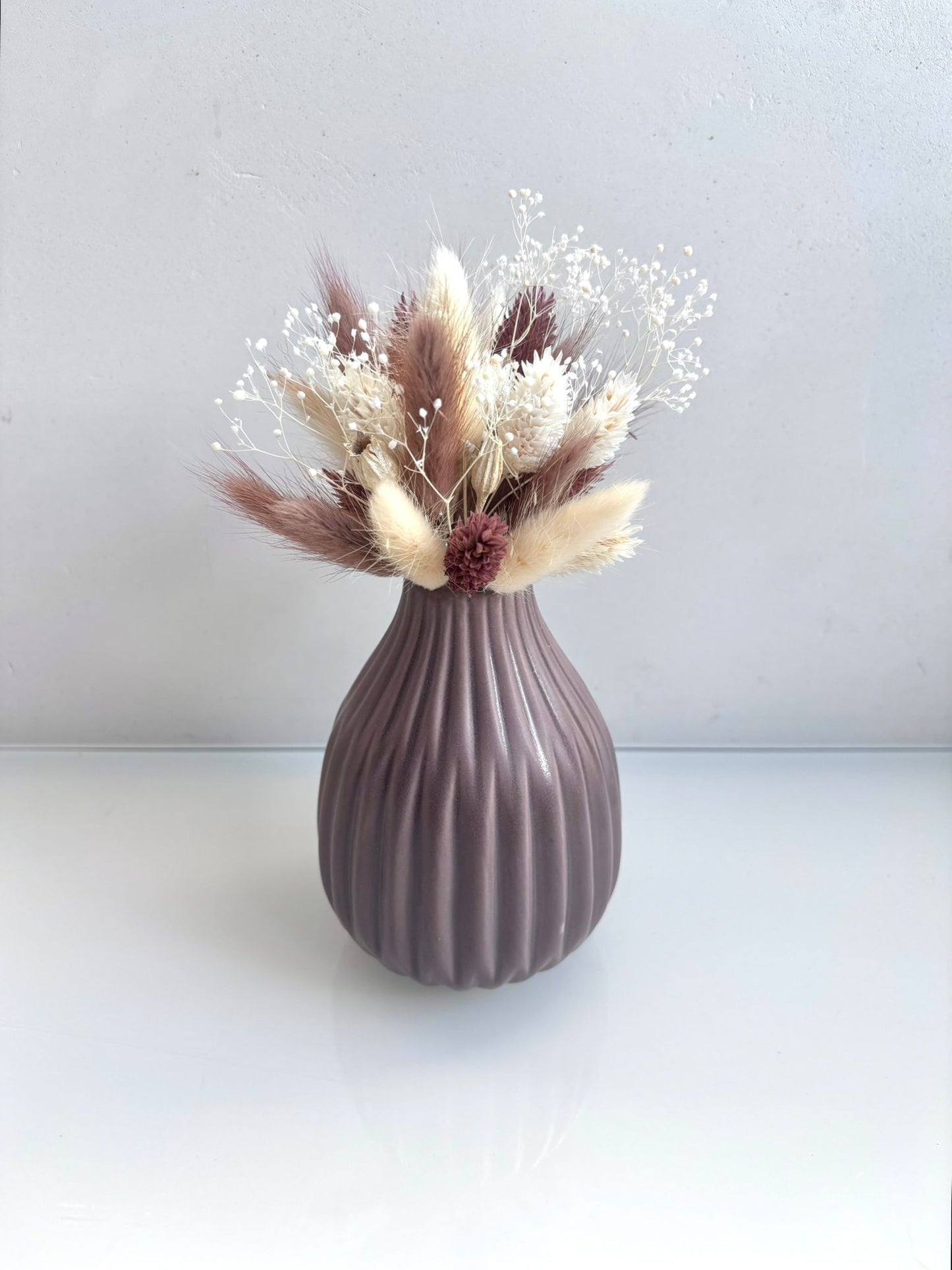 Vaas oudroze geribbeld met oudroze en witte droogbloemen.
Peervormig

Prijs: €21,90
Hoogte 18cm
Stock: 2