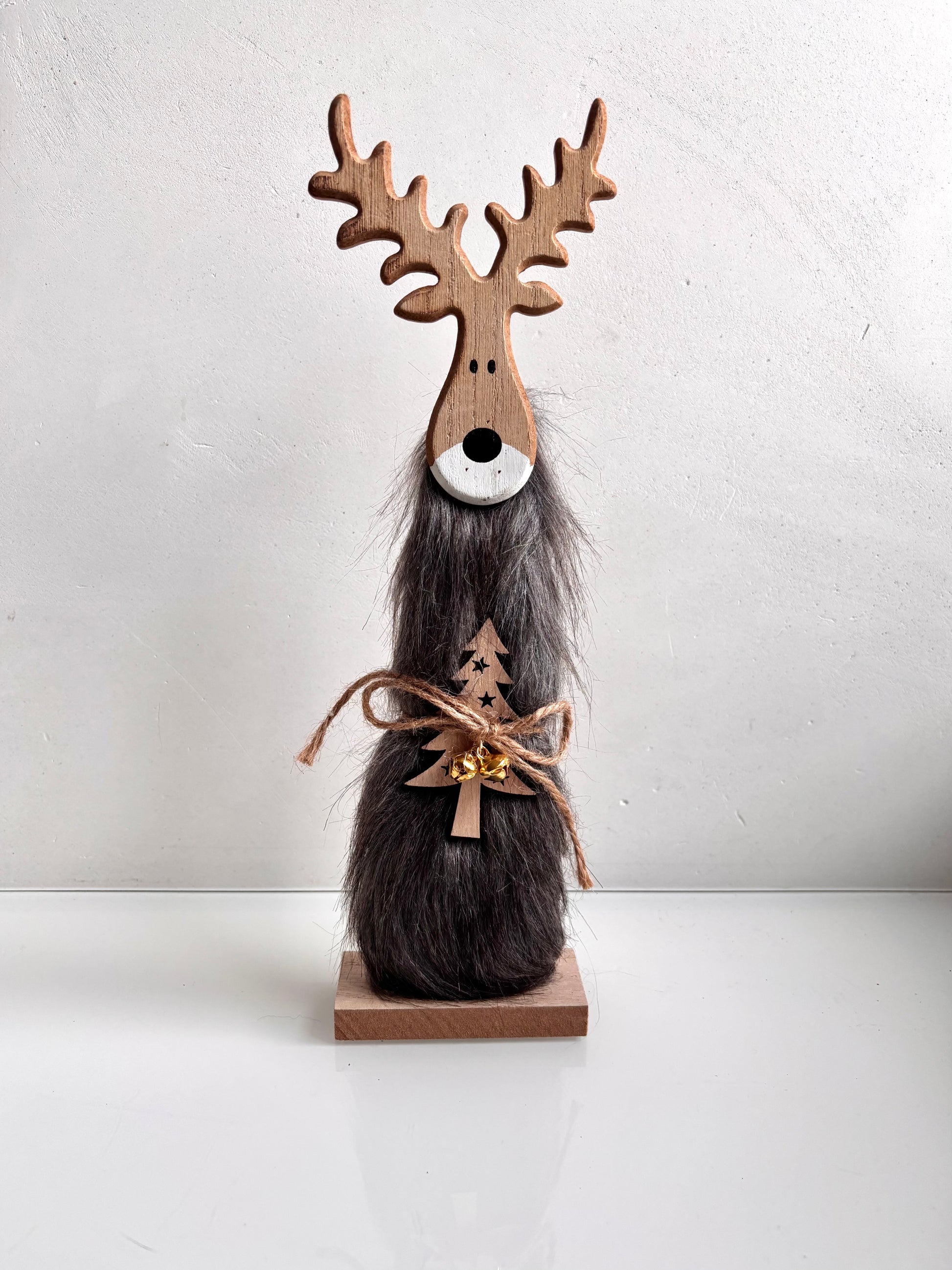 OK - Grote rendier in hout met donkergrijze kleur.
H 31cm
Breedste punt aan gewei 10cm

€9,90
Voorraad: 2
