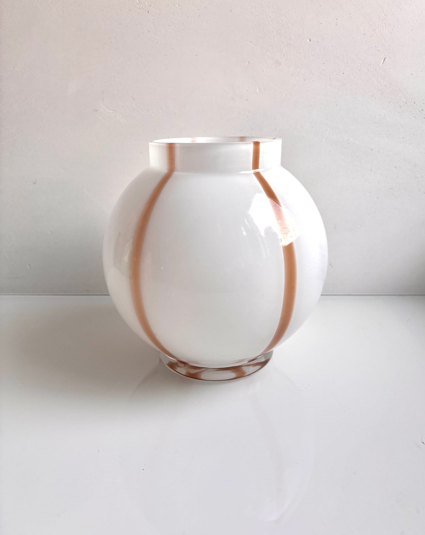 OK - Ronde vaas met bruin en wit 
H 20cm 
Diameter opening hals 9cm
€24,90

Voorraad: 1