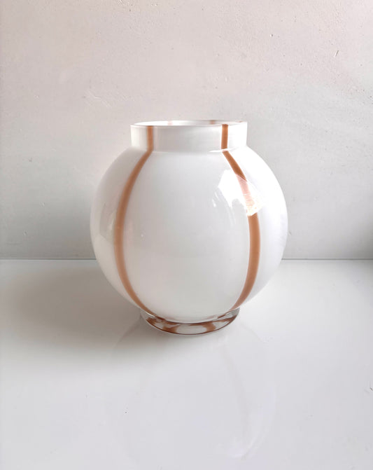 OK - Ronde vaas met bruin en wit 
H 20cm 
Diameter opening hals 9cm
€24,90

Voorraad: 1