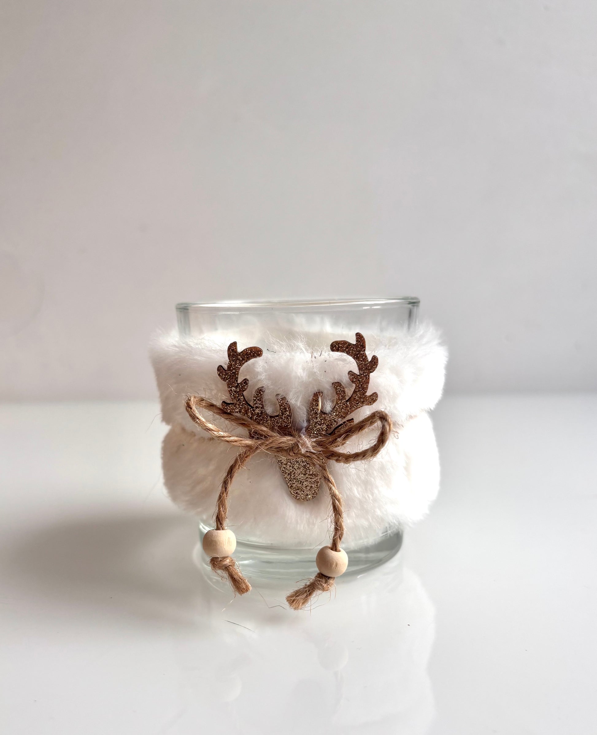 OK - Theelichthouder Rendier in goud glitter met witte vacht.
Hoogte 8cm
Diameter 7cm
Prijs: €3,90

Voorraad: 1