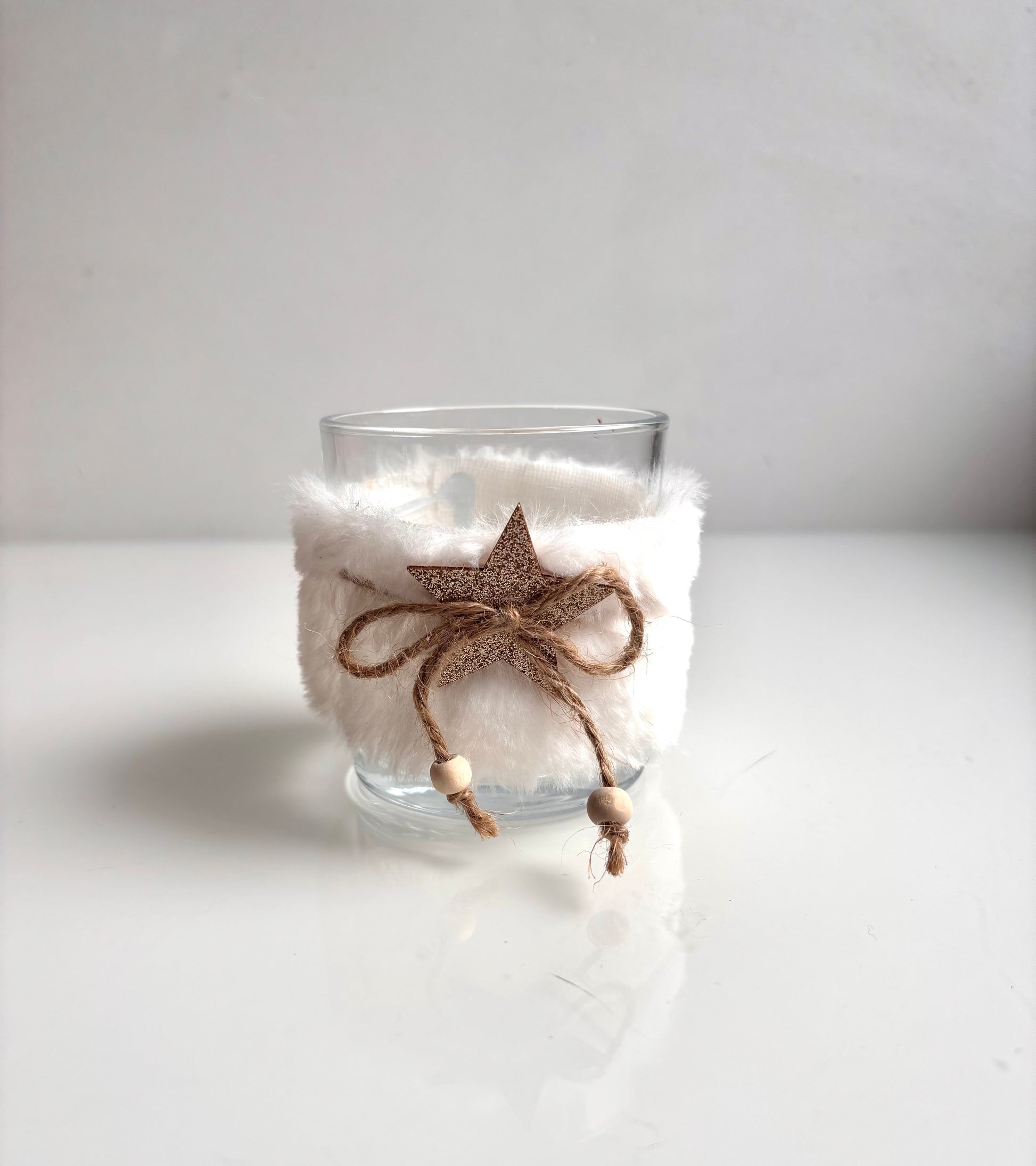 OK - Theelichthouder met gouden glitter ster en witte vacht.
Hoogte 8cm
Diameter 7cm
Prijs: €3,90

Voorraad: 1