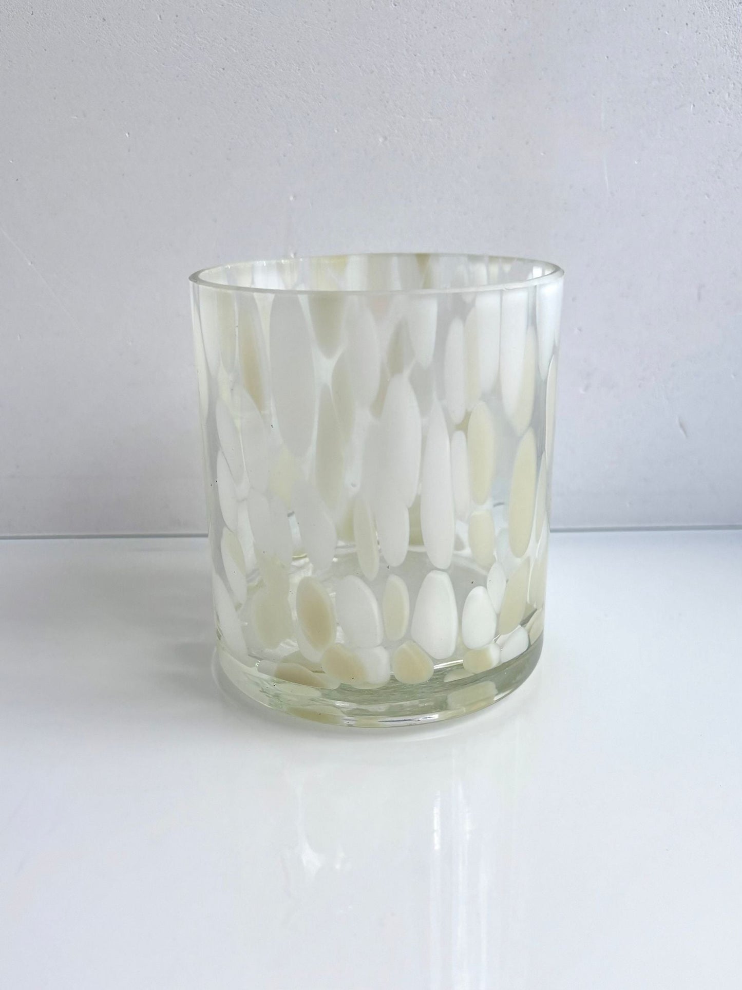 Kleur: doorzichtig met gele en witte vlekken
Hoogte: 9,50cm
Dia: 9,5cm
Prijs: €4,90
Stock: 1