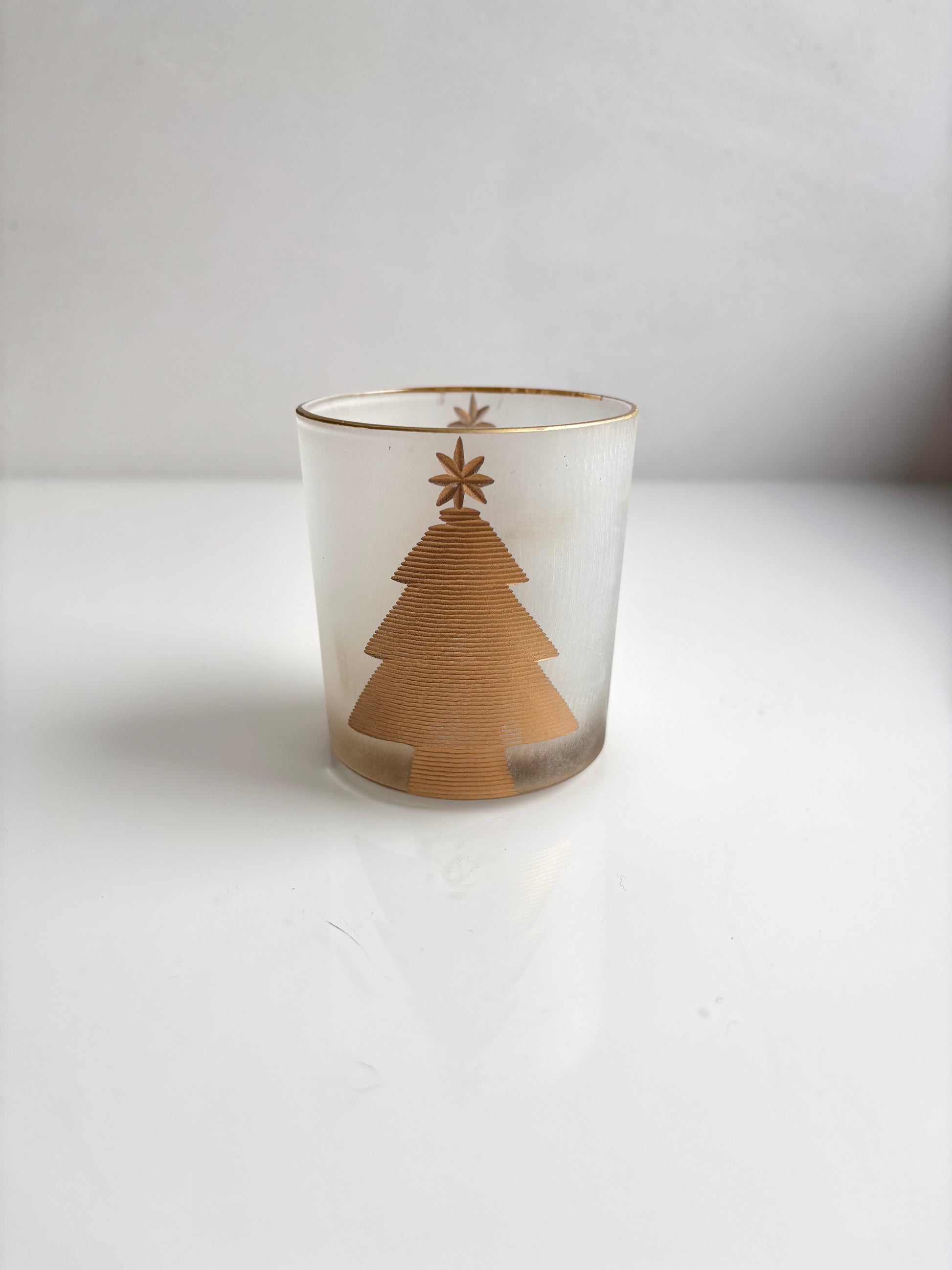OK - Theelichthouder met gouden kerstboom
Hoogte 8cm
Diameter 6,5cm
Prijs: €4,90

Voorraad: 2