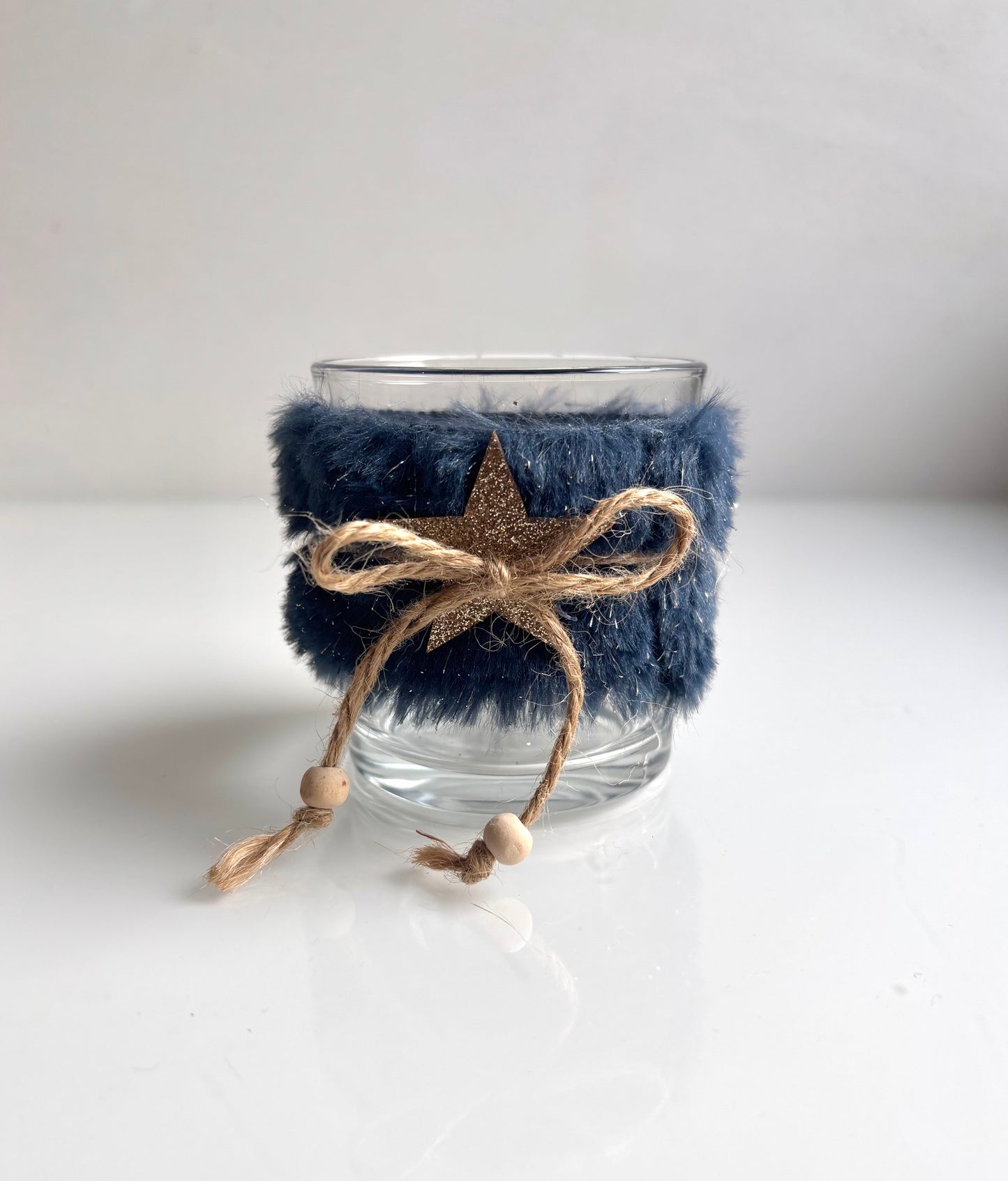 OK - Theelichthouder met gouden glitter ster met blauwe vacht.
Hoogte 8cm
Diameter 7cm
Prijs €3,90

Voorraad: 1