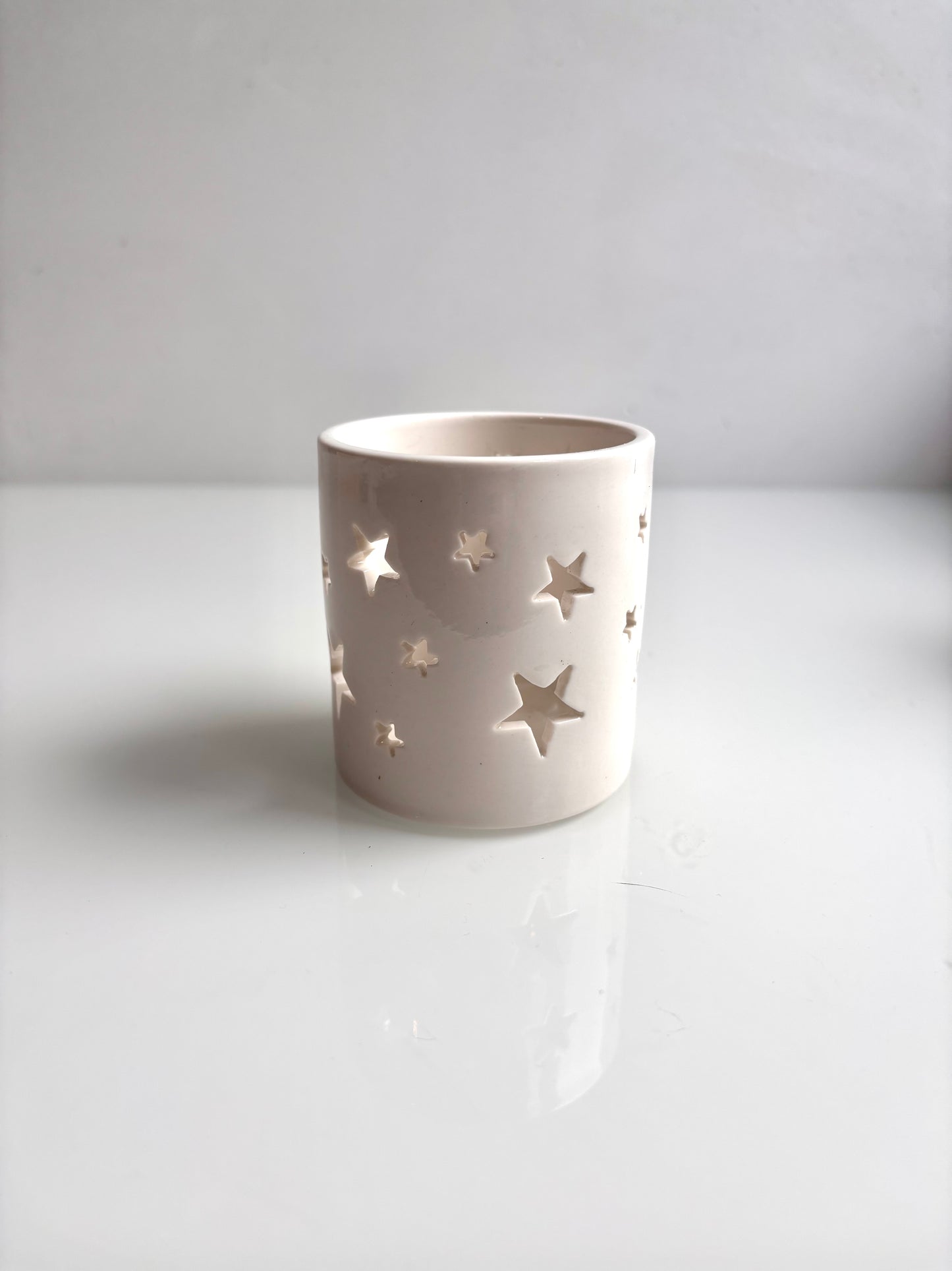 OK - Theelichthouder wit met sterren 
Hoogte 8cm
Diameter 6,5cm
Prijs €4,50

Voorraad: 1