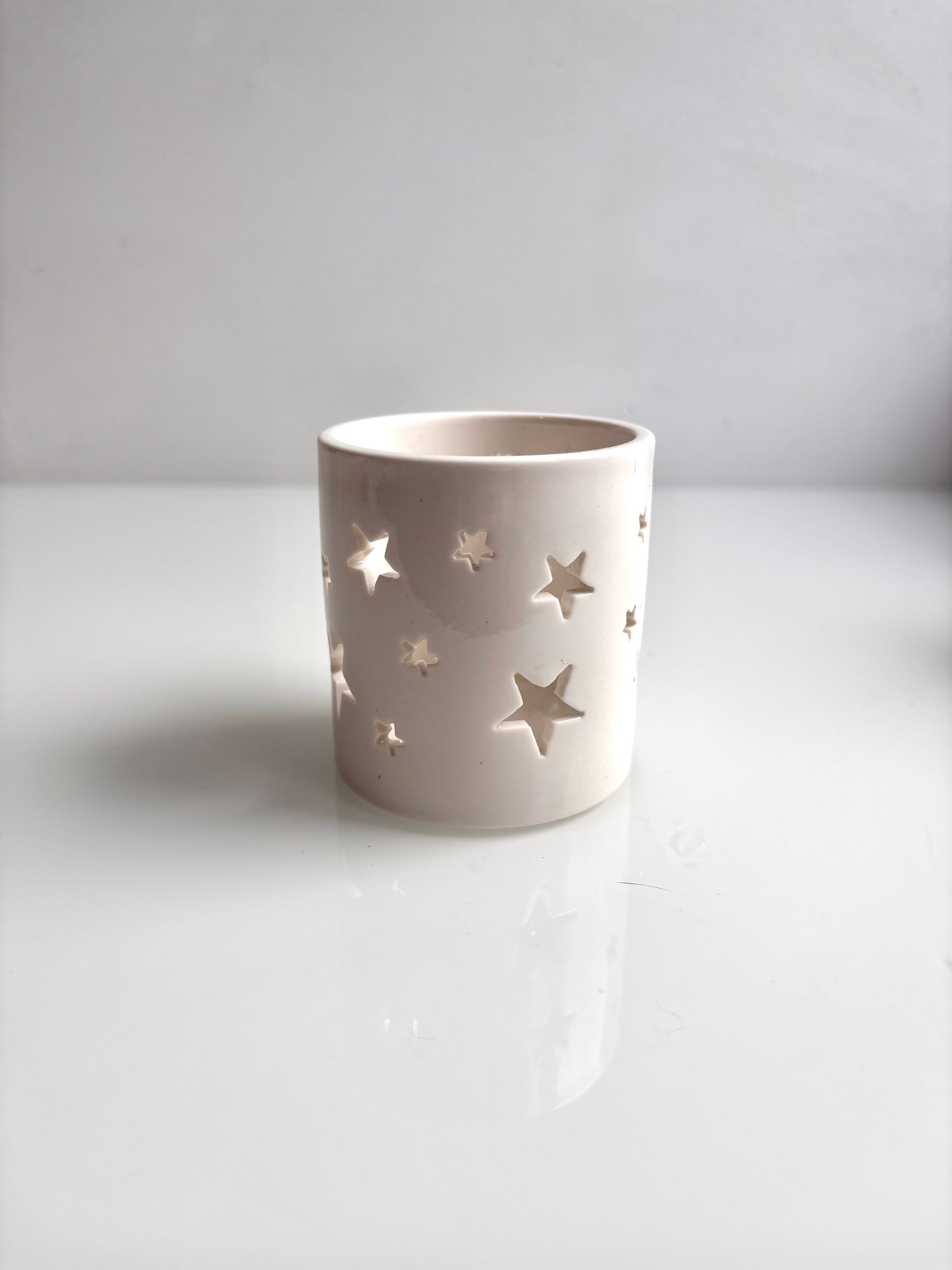 OK - Theelichthouder wit met sterren 
Hoogte 8cm
Diameter 6,5cm
Prijs €4,50

Voorraad: 1