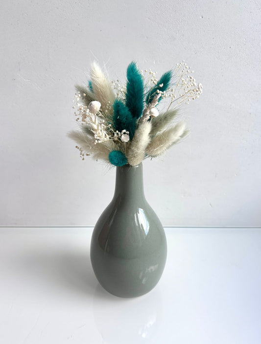 Vaas grijs/groen met turqoise en mistkleurige droogbloemen
Hoogte: 21cm
Prijs: €19,50
Stock: 1