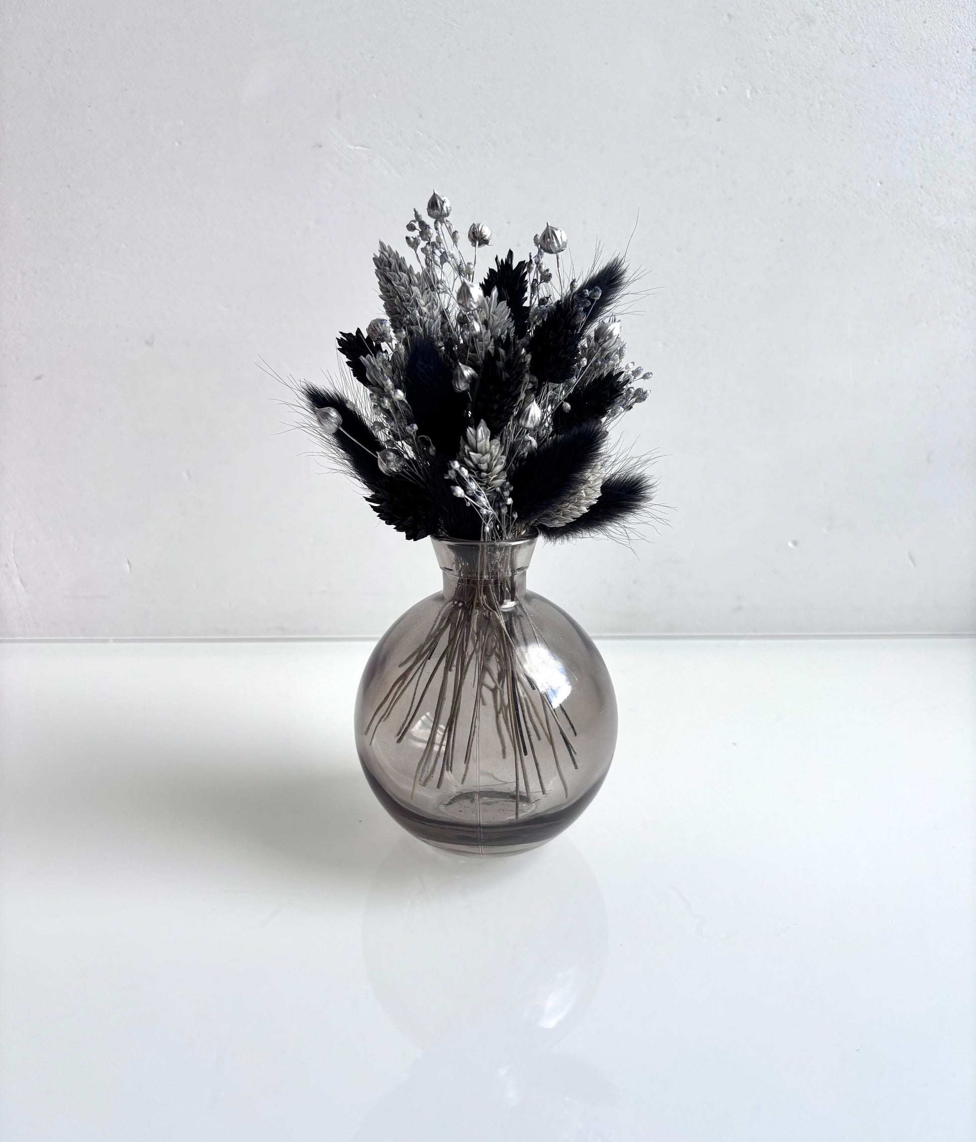 OK - Vaasje bolvormig grijs met zwarte, grijze en zilvere droogbloemen

H: 15cm
Prijs: €17,90

Voorraad: 1
