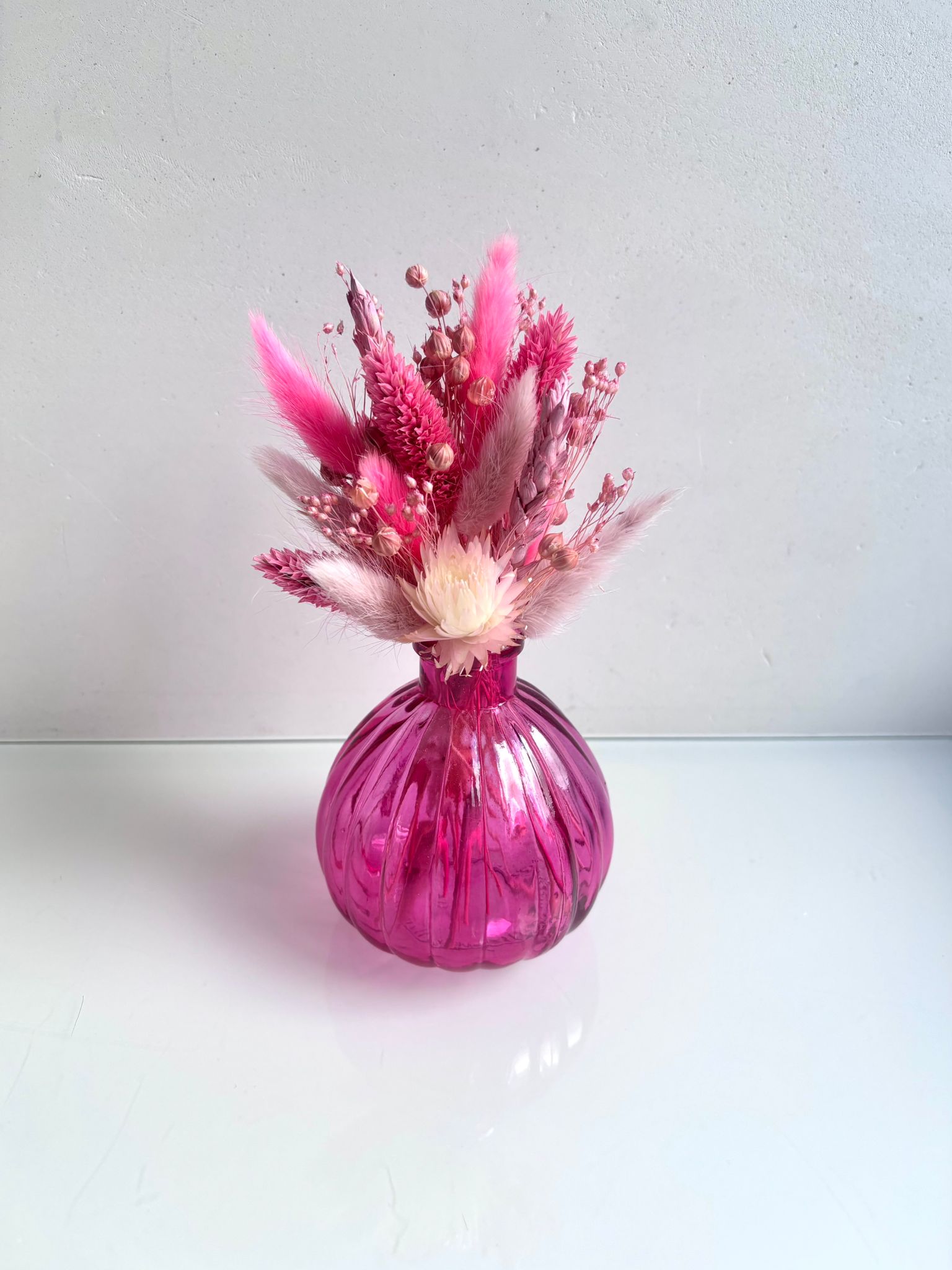 Vaas fel roos met fel en lichtroze droogbloemen
Hoogte: 18cm
Prijs: €18,50
Stock: 1