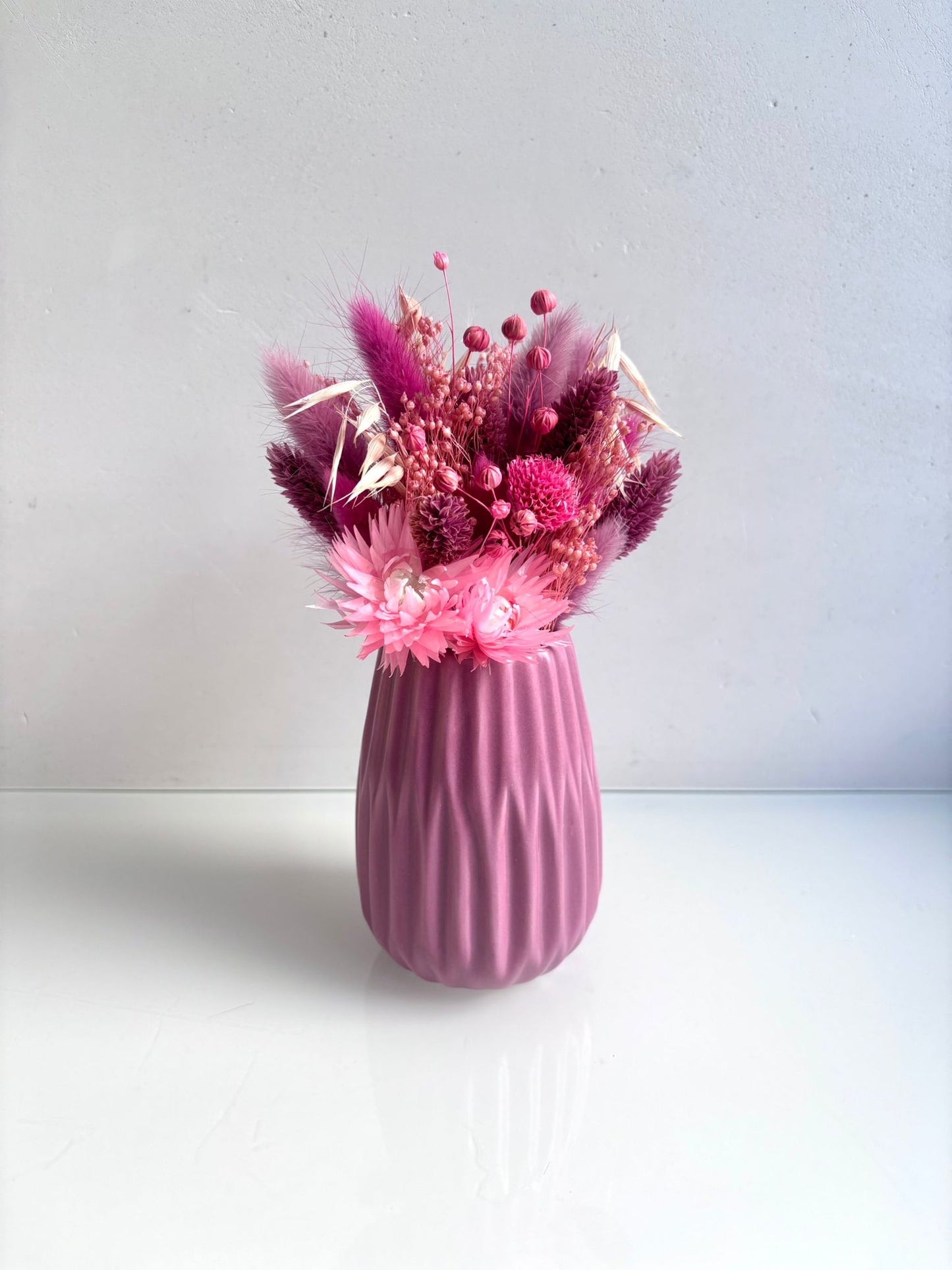 Vaas ribbel fuchsia met fuchsia en lichtroze droogbloemen
Hoogte: 19cm
Prijs: €23,50
Stock: 2