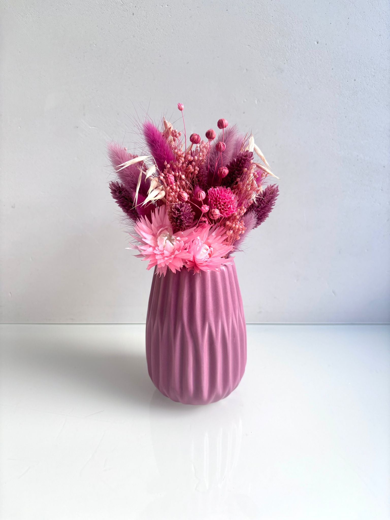 Vaas ribbel fuchsia met fuchsia en lichtroze droogbloemen
Hoogte: 19cm
Prijs: €23,50
Stock: 2