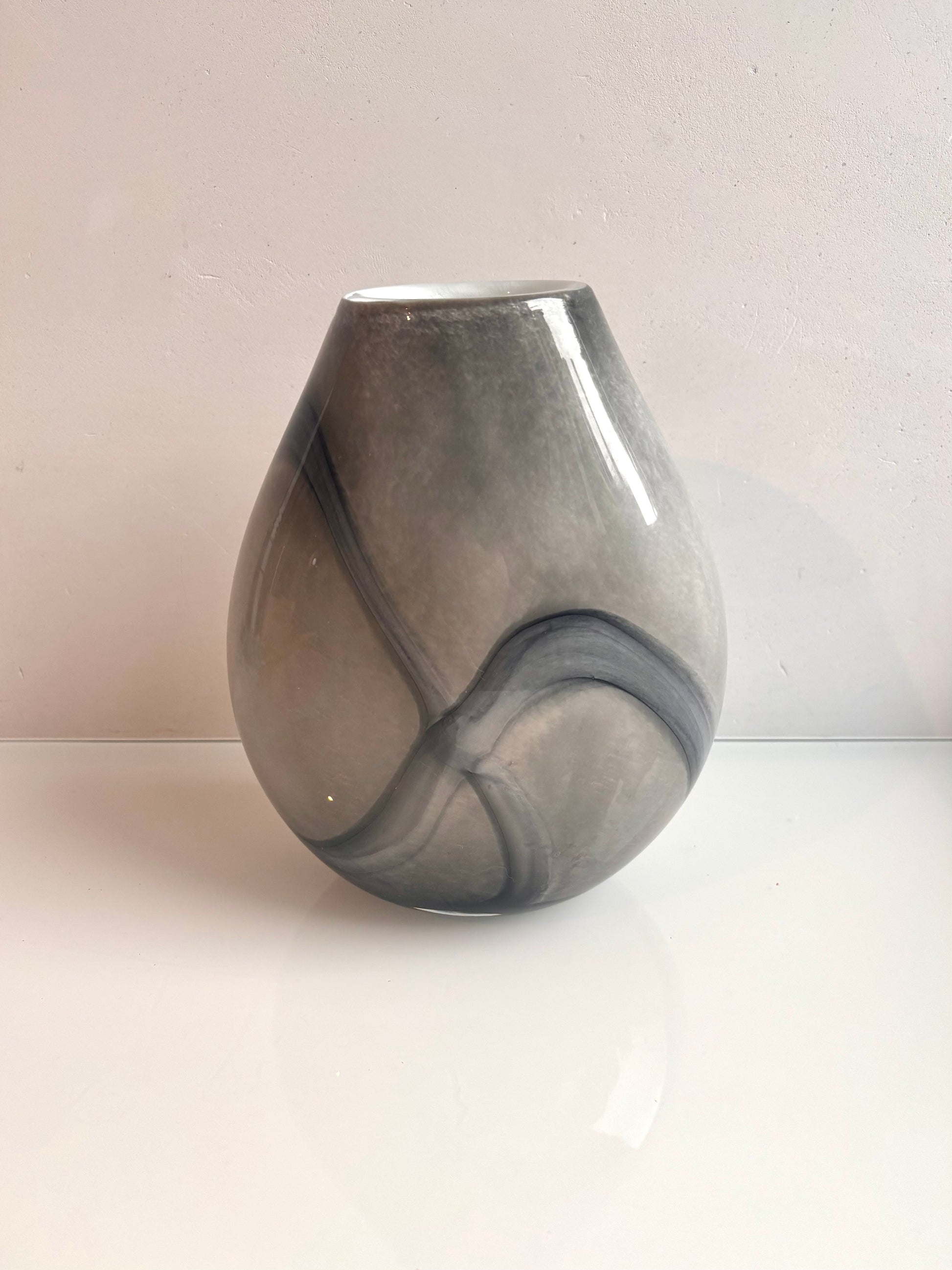 OK - Vaas met verschillende soorten grijs en sierlijke lijnen.
H 21cm 
D H 5,50cm
Prijs: €26,50
Voorraad: 1