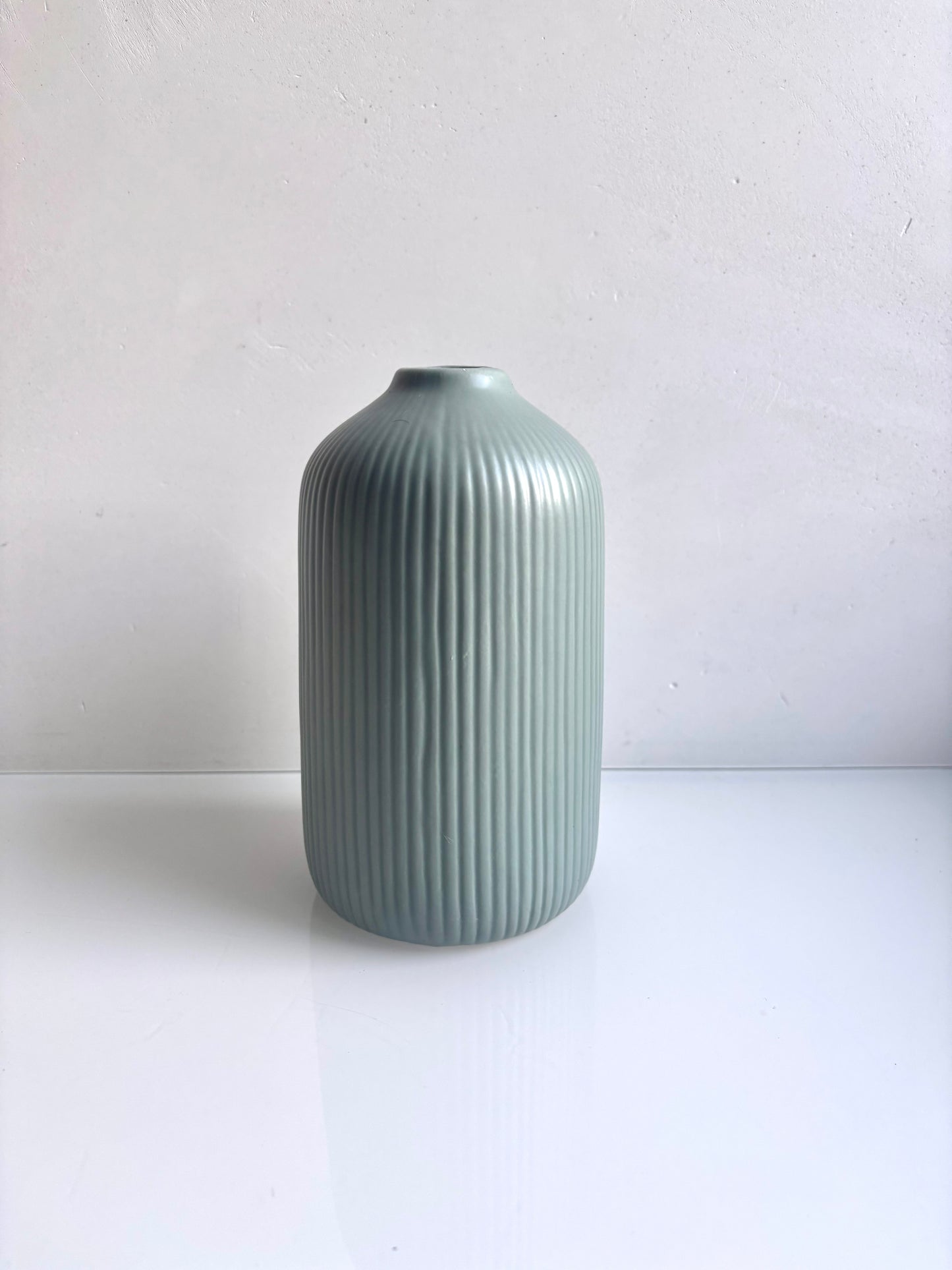 OK - Vaas ice green 
H 20cm 
Diameter opening hals 3cm
€11,90

Voorraad: 1