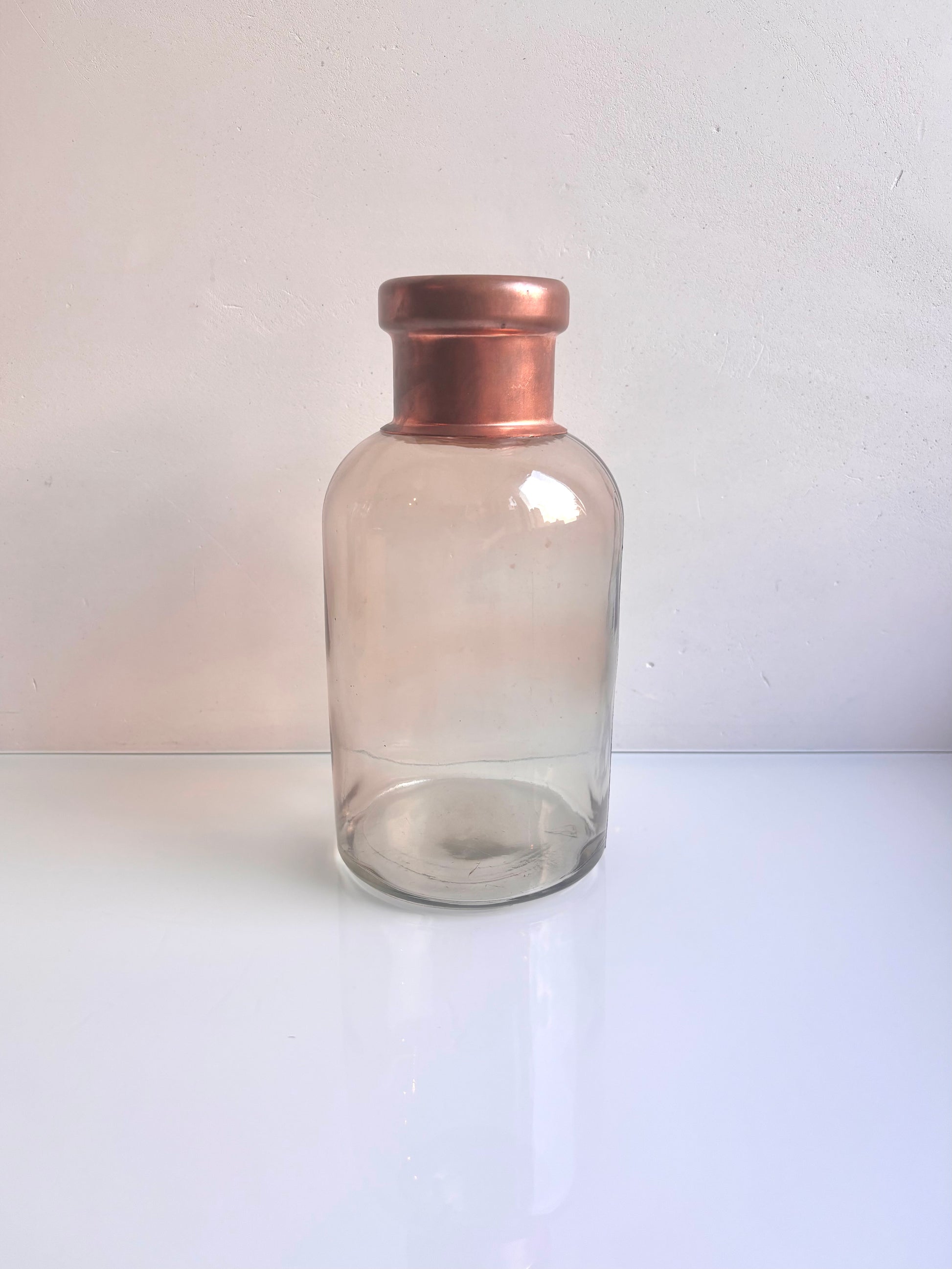 OK - Glazen vaas met koperen hals
H 21cm
D H 3,5cm
Prijs: €8,50
Voorraad: 1