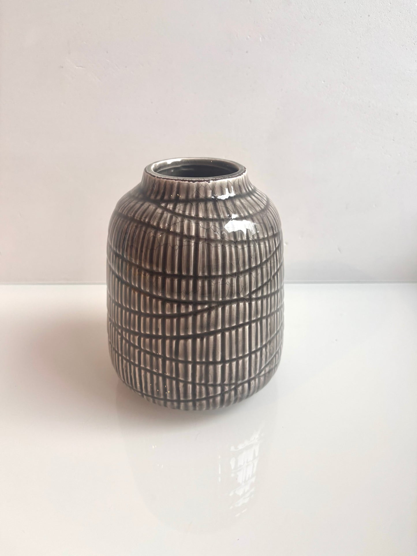 OK - Vaas lichtbruin geribbeld met reliëf 
H 16cm 
D H 5cm
Prijs: €9,50
Voorraad: 1