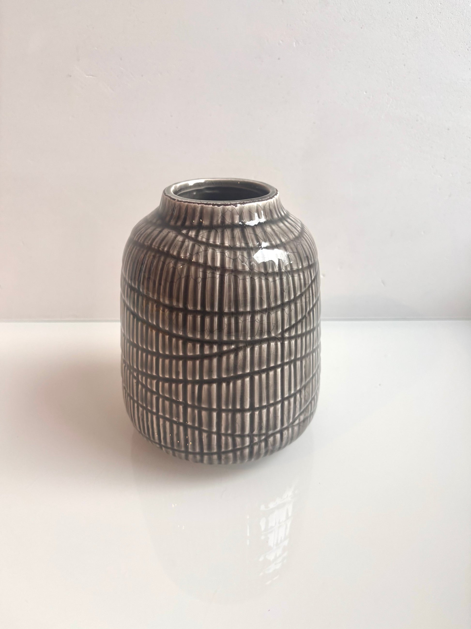 OK - Vaas lichtbruin geribbeld met reliëf 
H 16cm 
D H 5cm
Prijs: €9,50
Voorraad: 1