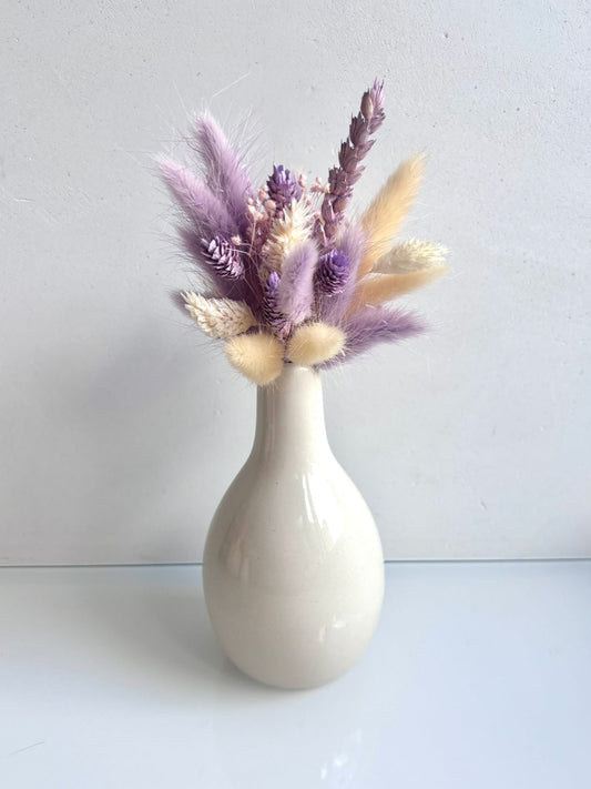 Vaas wit met lila en witte droogbloemen
Hoogte: 23cm
Prijs: €19,50
Stock: 1
