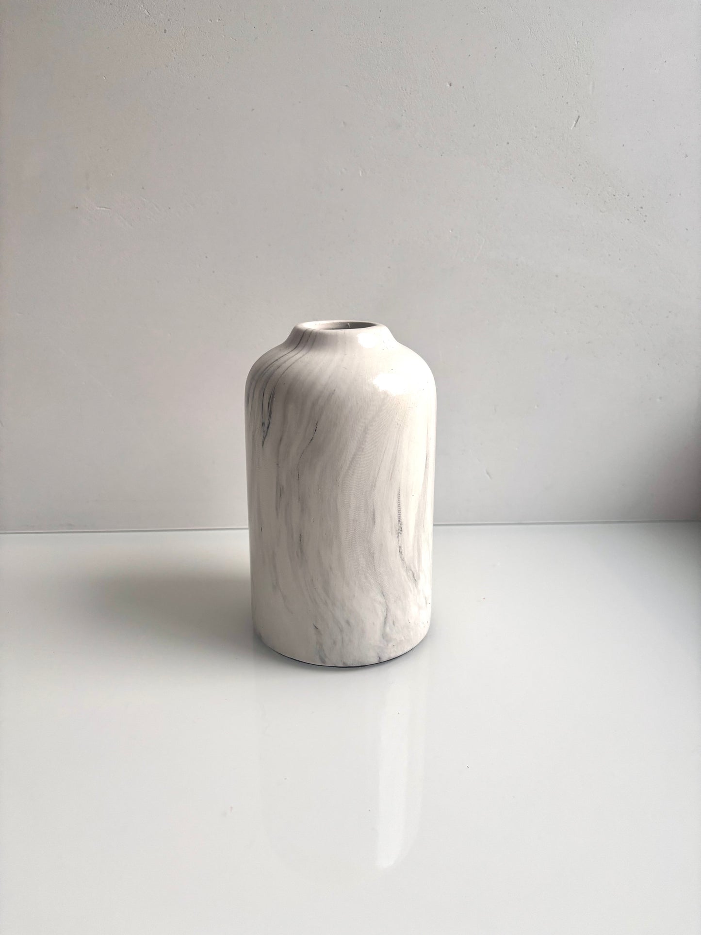 OK - Vaas marmerlook wit en grijs
H 16cm 
D H 3cm
Prijs: €5,90
Voorraad: 2