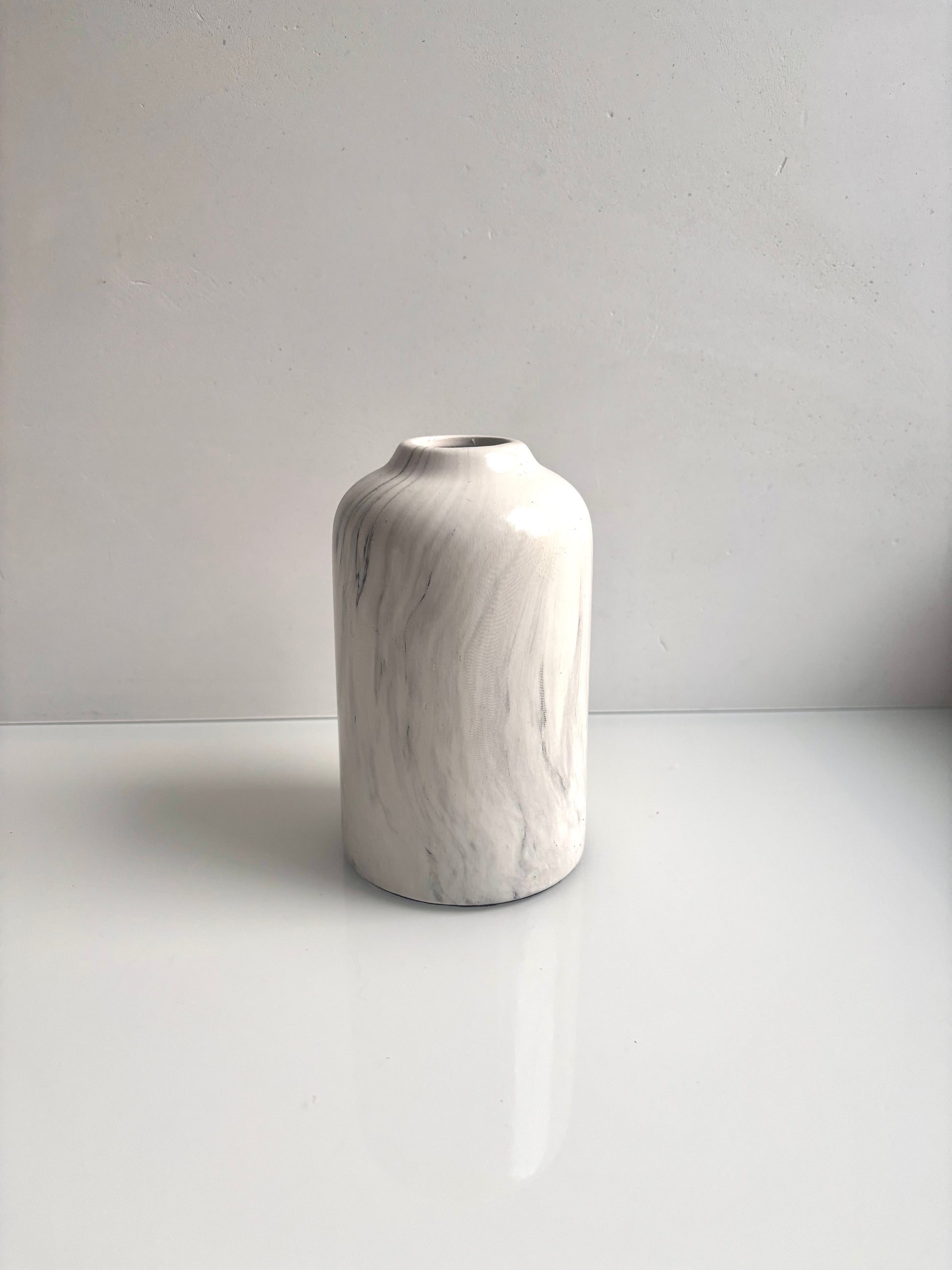 OK - Vaas marmerlook wit en grijs
H 16cm 
D H 3cm
Prijs: €5,90
Voorraad: 2