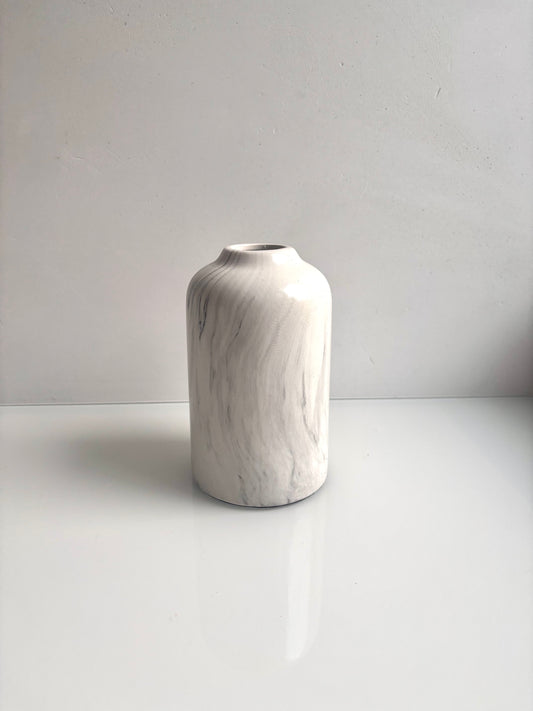 OK - Vaas marmerlook wit en grijs
H 16cm 
D H 3cm
Prijs: €5,90
Voorraad: 2