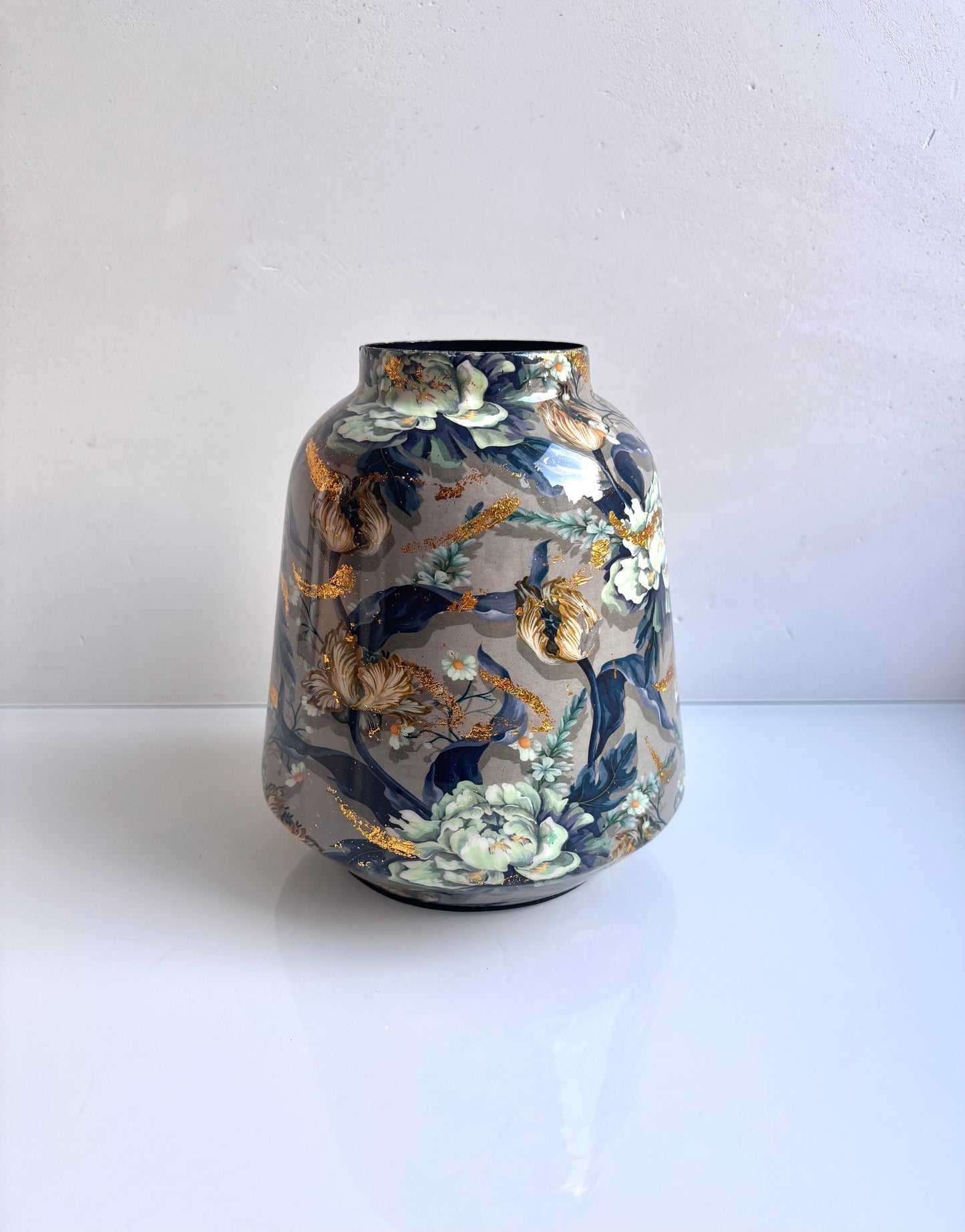 OK - Vaas met speciale bloemen
Donkerblauw, lichtblauw, grijze en gouden tinten.
H 18cm
D H 7cm
Prijs: €22,50
Voorraad: 1
