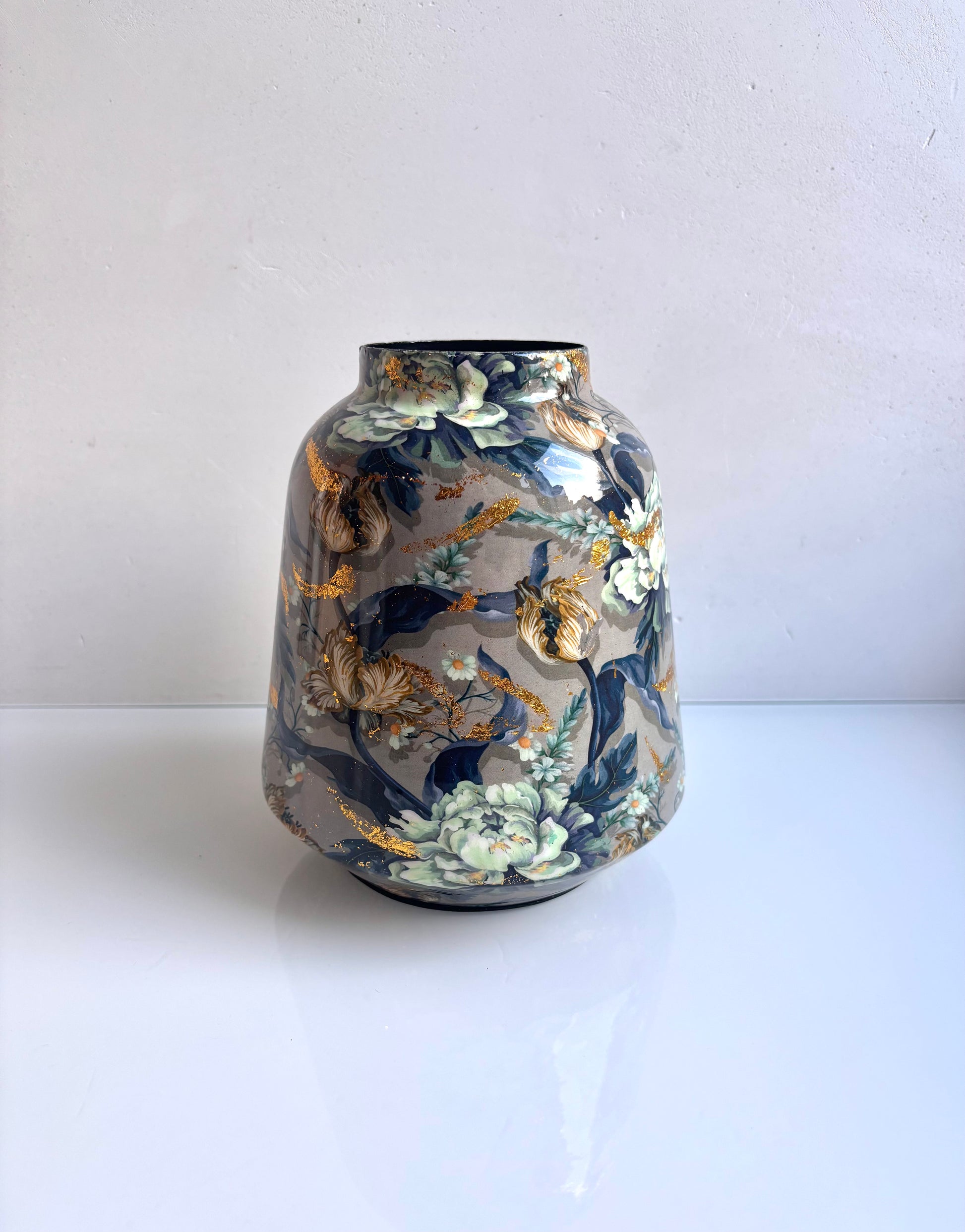 OK - Vaas met speciale bloemen
Donkerblauw, lichtblauw, grijze en gouden tinten.
H 18cm
D H 7cm
Prijs: €22,50
Voorraad: 1
