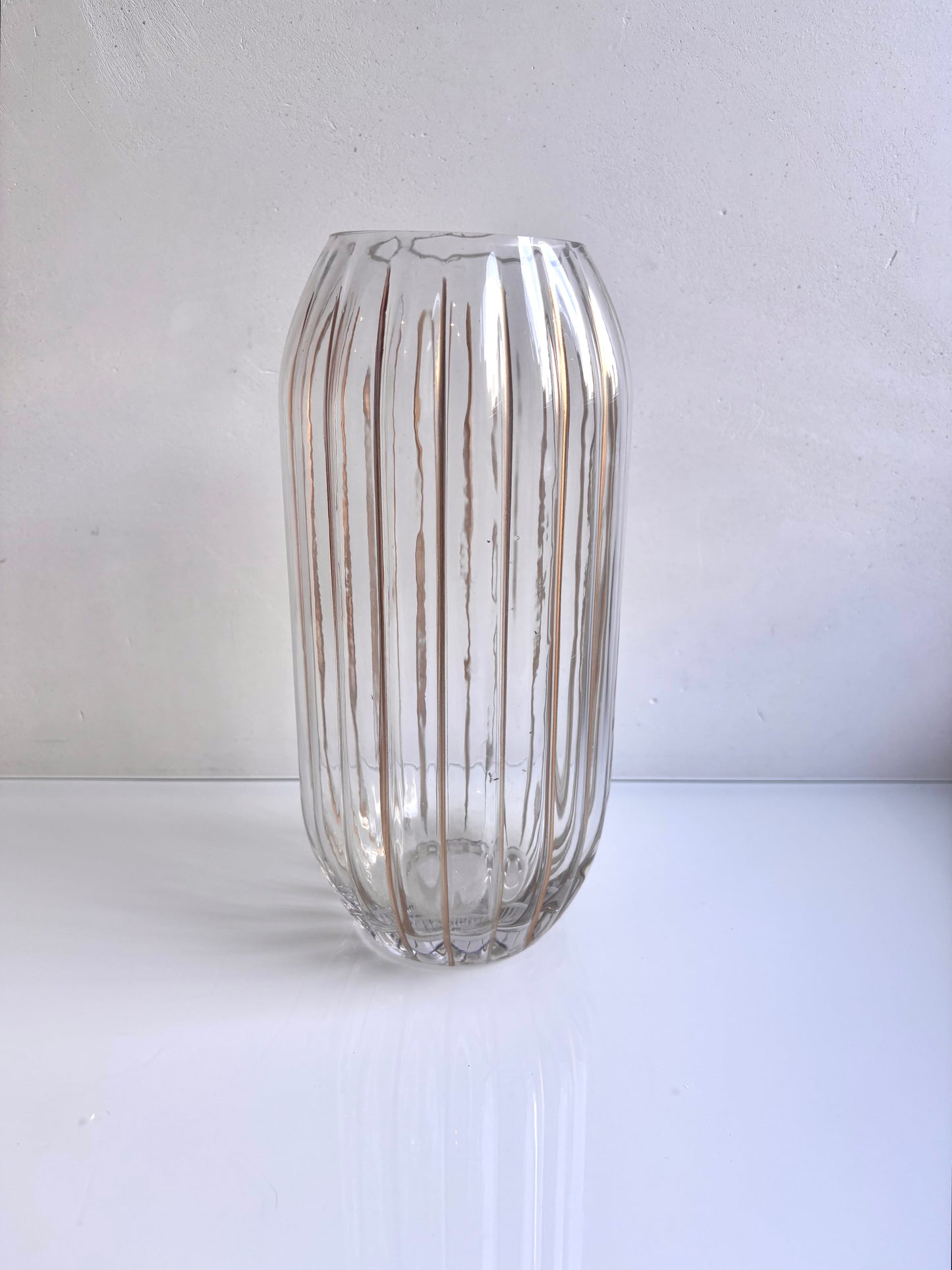 OK - Doorzichtige vaas met gouden lijnen.
H 25,50cm 
D H 7,5cm
Prijs: €14,50
Voorraad: 1