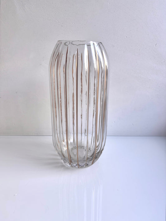 OK - Doorzichtige vaas met gouden lijnen.
H 25,50cm 
D H 7,5cm
Prijs: €14,50
Voorraad: 1