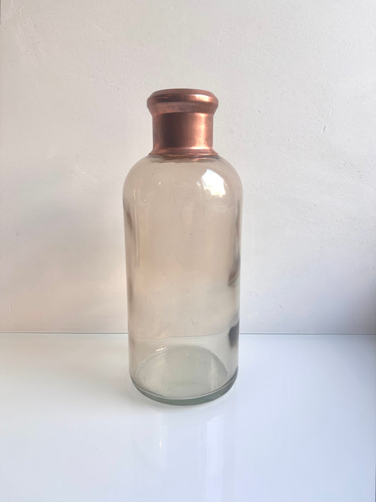 OK - Glazen vaas met koperen hals
H 28cm
D H 2,5cm
Prijs: €10,50
Voorraad: 1