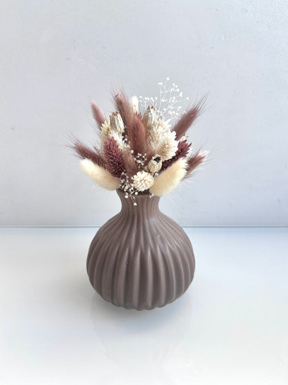 OK - Vaas oudroze geribbeld met oudroze en witte droogbloemen.
Bolvormig

Prijs: €21,90
Hoogte 17cm
Stock: 2