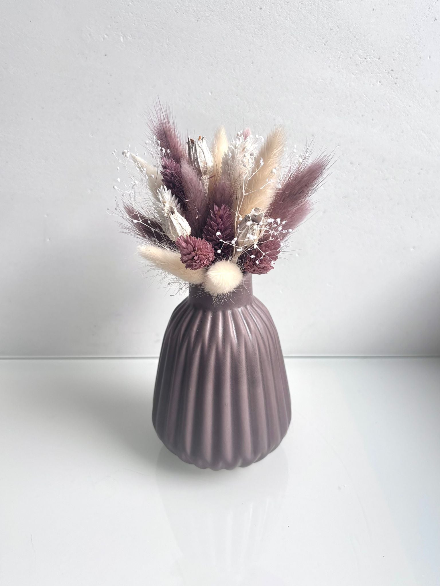 OK - Vaas oudroze geribbeld met oudroze en witte droogbloemen.

Prijs: €21,90
Hoogte 17cm
Stock: 2