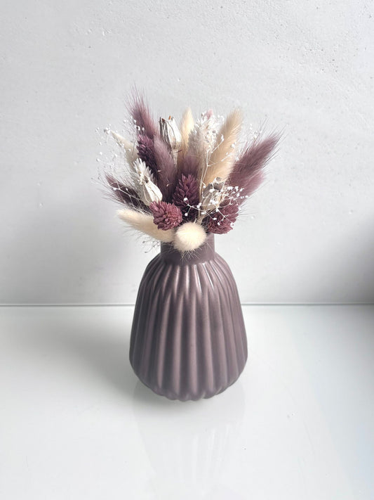 OK - Vaas oudroze geribbeld met oudroze en witte droogbloemen.

Prijs: €21,90
Hoogte 17cm
Stock: 2