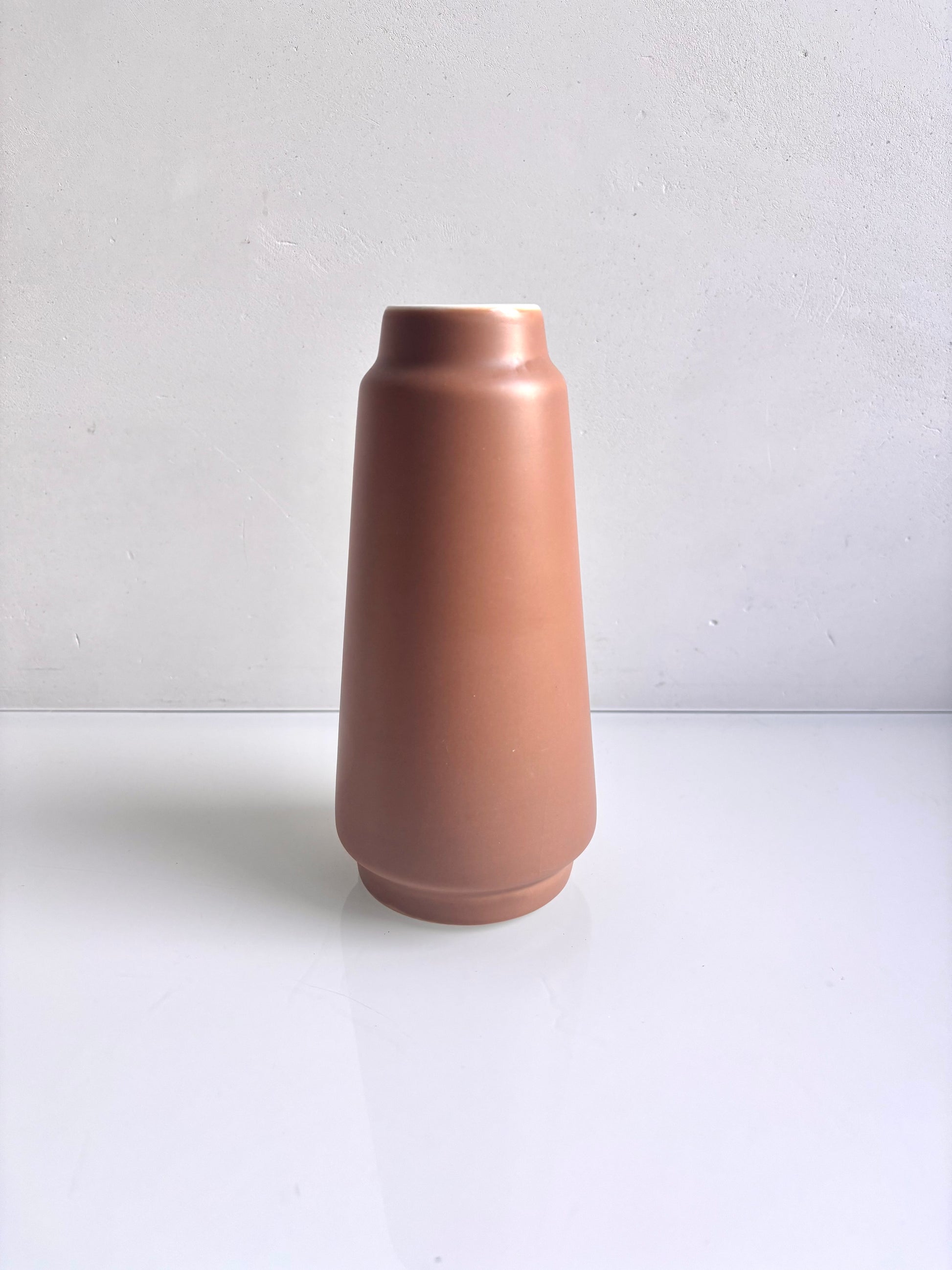 OK - Vaas terracotta 
H 18cm 
Diameter opening hals 4cm
€8,50

Voorraad: 1