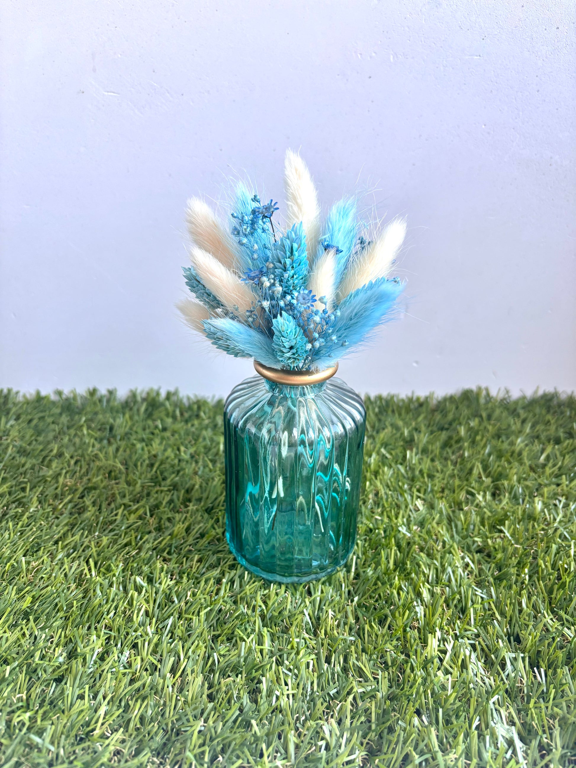 OK - Transparant vaasje blauw met gouden rand.
Kleuren: blauw en wit
H 18cm
€18,50
Voorraad: 2
