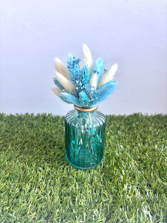 OK - Transparant vaasje blauw met gouden rand.
Kleuren: blauw en wit
H 18cm
€18,50
Voorraad: 2