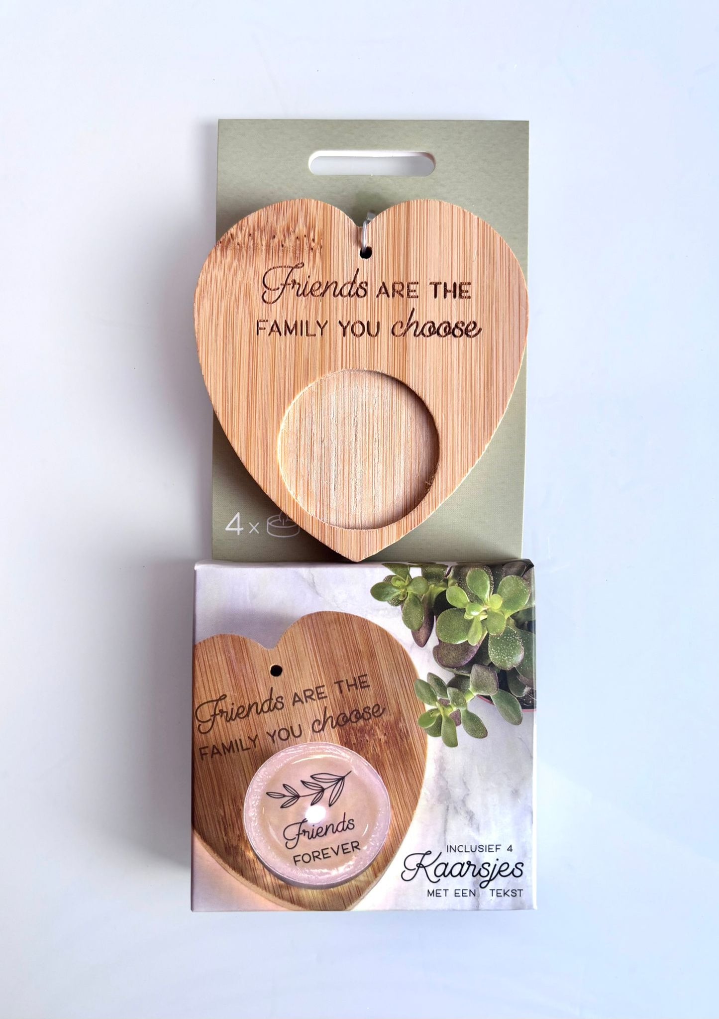 Verrassingskaarsje - Friends are the family you choose 
Kaarsje toont: Friends forever
Formaat bamboe houder: 8 x 8 x 1,7 cmFormaat cadeauverpakking: 19,5 x 8 x 1,7 cm
Houder is een 100% natuurproduct, dus elke houder kan qua kleur verschillen.
Prijs: €7,90
Stock: 3