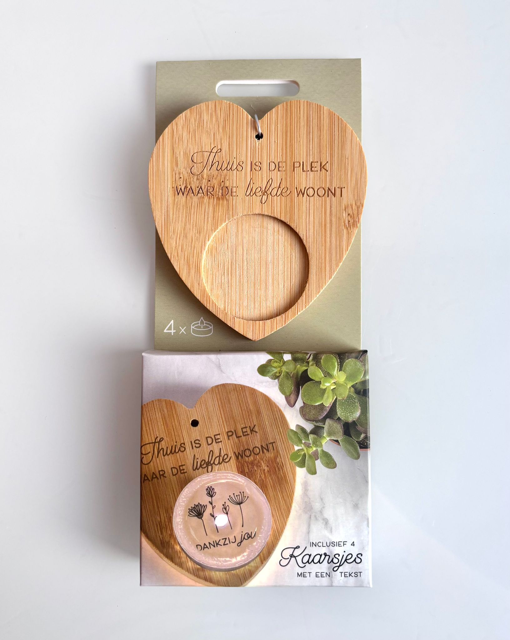 Verrassingskaarsje - Thuis is de plek waar de liefde woont
Kaarsje toont: Dankzij jou
Formaat bamboe houder: 8 x 8 x 1,7 cmFormaat cadeauverpakking: 19,5 x 8 x 1,7 cm
Houder is een 100% natuurproduct, dus elke houder kan qua kleur verschillen.
Prijs: €7,90
Stock: 3