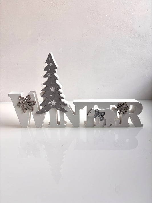 OK - Decoratie winter 
H tot aan de kerstboom 16,5cm
H W(inter) 8cm
H het andere deel 6cm
B 30cm

€9,90
Voorraad: 2