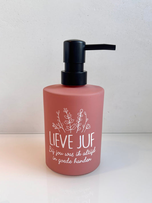 OK - Zeeppompje gevuld met heerlijke handzeep 
kleur: oranje/roos

met leuke tekst:
Lieve juf
Bij jou was ik altijd in goede handen

Hoogte 17cm
€14,90
Voorraad: 4