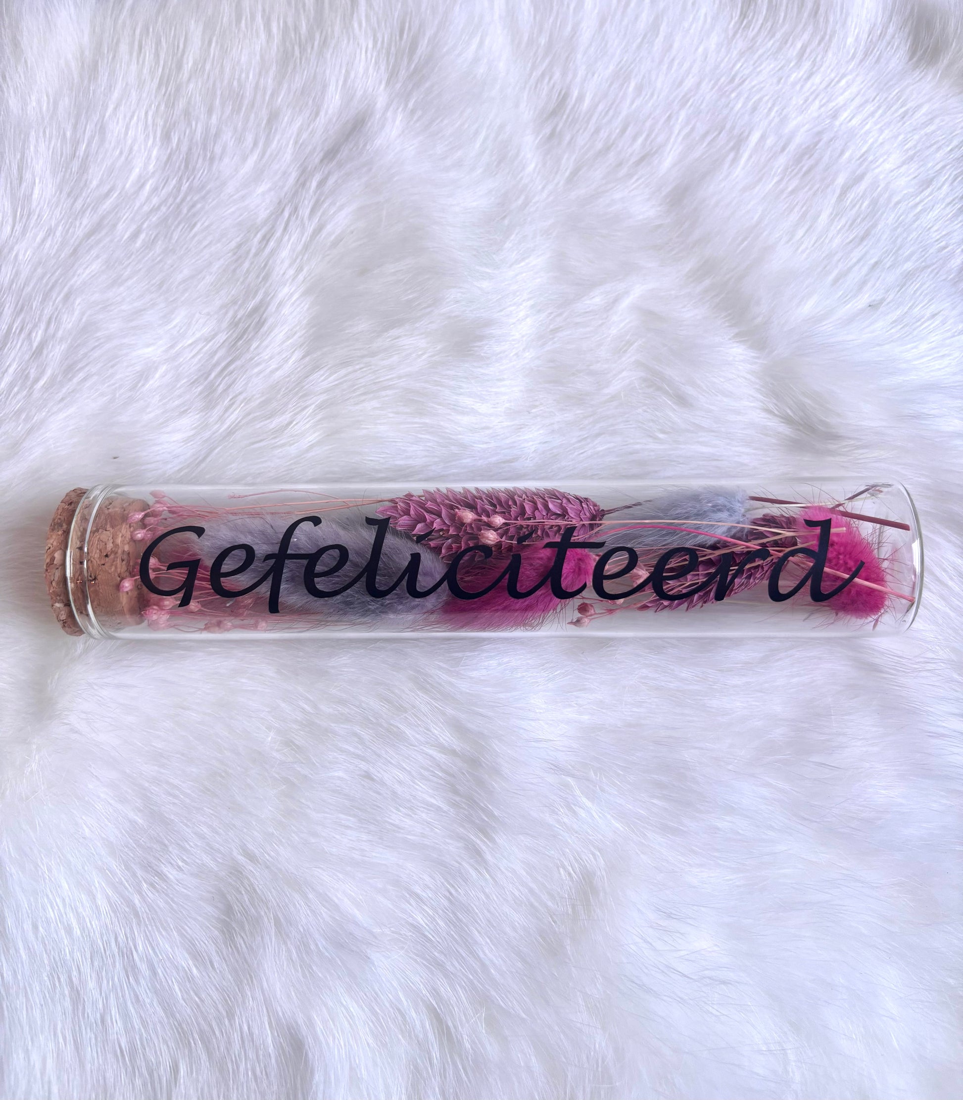 OK - Glazen buisje met kurk
Fuchsia en paarse droogbloemen
Tekst: gefeliciteerd zwart
B 15cm 
D 3cm
Prijs: €6,50
Voorraad: 1