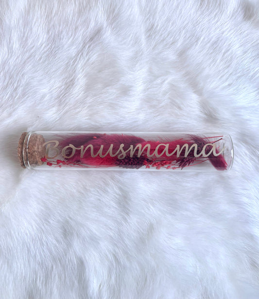 OK - Glazen buisje met kurk
rode droogbloemen
Tekst: bonusmama goud
B 15cm 
D 3cm
Prijs: €6,50
Voorraad: 1