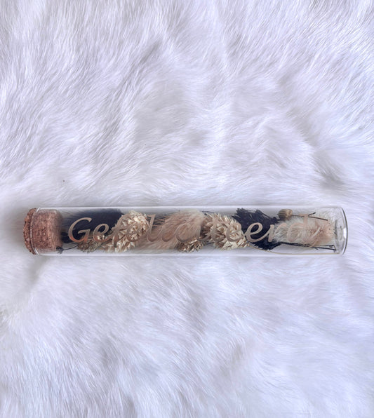 OK - Glazen buisje met kurk
Zwart, beige en gouden droogbloemen
Tekst: gefeliciteerd goud 
B 15cm 
D 2,5cm
Prijs: €6,50
Voorraad: 1