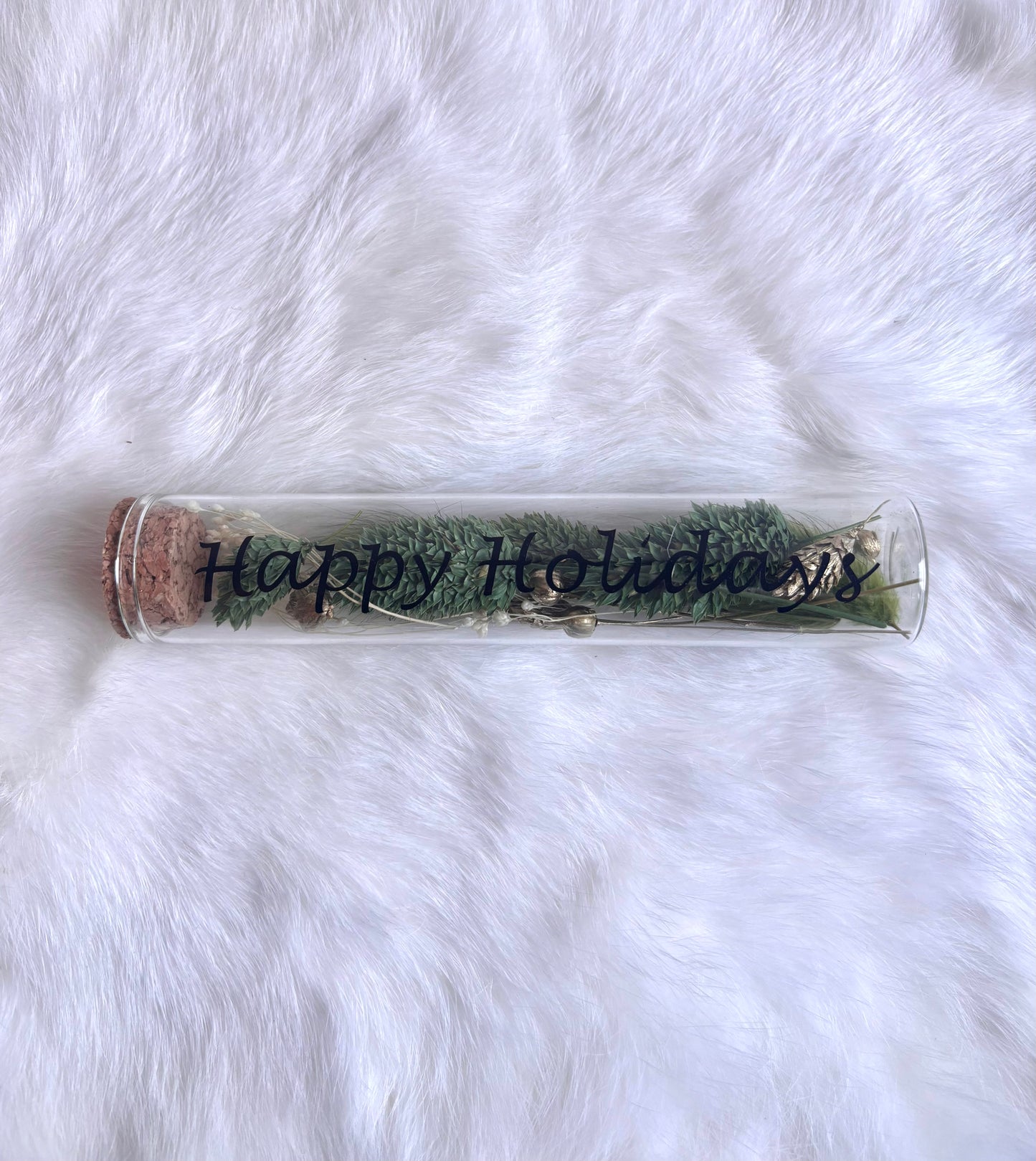 OK - Glazen buisje met kurk
Donkergroene, goud en witte droogbloemen
Tekst: happy holiday zwart
B 15cm 
D 3cm
Prijs: €6,50
Voorraad: 1