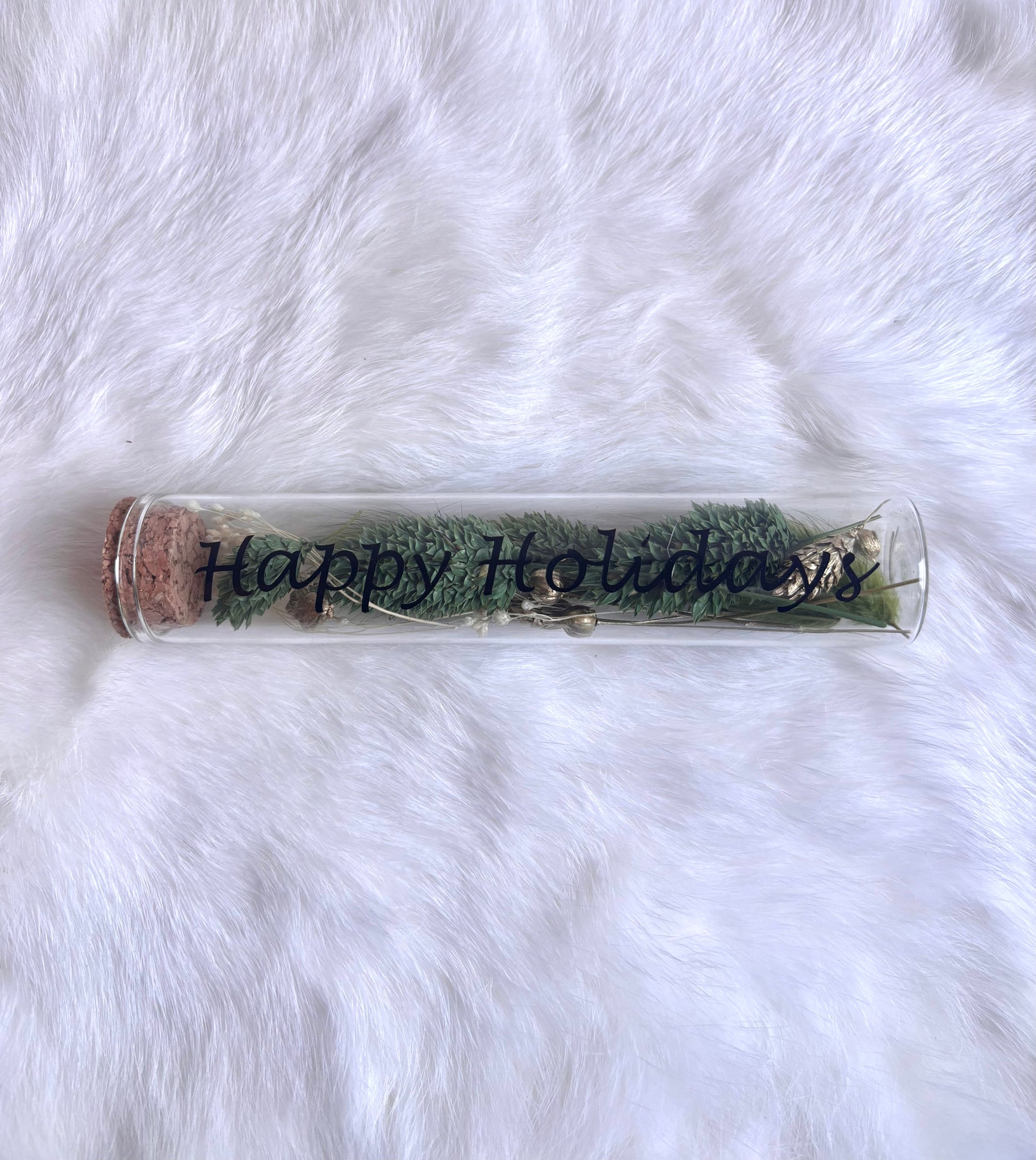 OK - Glazen buisje met kurk
Donkergroene, goud en witte droogbloemen
Tekst: happy holiday zwart
B 15cm 
D 3cm
Prijs: €6,50
Voorraad: 1